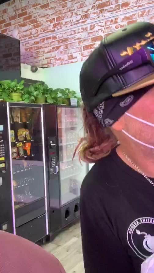 ケヴィン・スミスのインスタグラム：「Picking up my smokes!」