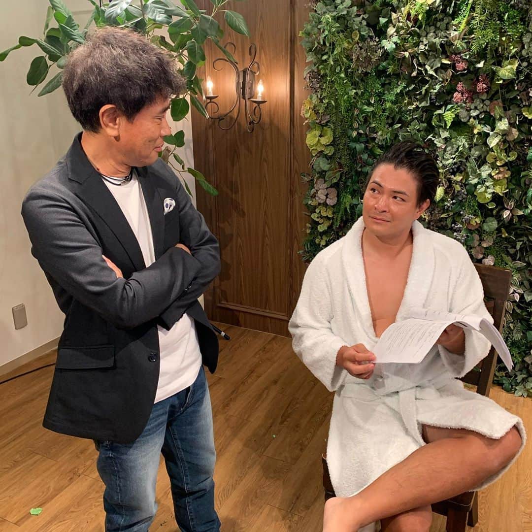 井本貴史のインスタグラム：「#撮影 ⁈ #パワー系AV男優の元祖 #AV男優の4WD瀬下さん #どS系AVの名監督といえばこの方 #伝説のエロ神浜田監督 #撮影では #監督の名台詞 #「社長になりたないんか !!!」 #が炸裂しておりました #そんなお二人の #貴重なオフショット #そして #休憩中の4WD瀬下さんと新人くん #どの世界でも #下積みはあります #大変ですが #頑張りましょう ! #今日も張り切っていきましょう !!!!!!」