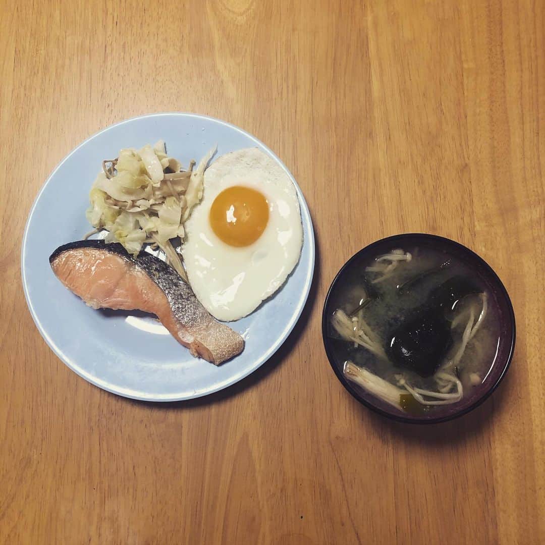 みのり(26)＠東京 ダイエットのインスタグラム：「. . . 今日はお休み〜✌️ . そんな朝ごはんは 鮭 目玉焼き 味噌汁(わかめとえのき) キャベツ . . . お米は今家にない (重たくて買うのが億劫)← . でも必ずしも『コメを食え！！』みたいな 修造じゃないから、お昼に食べます。(笑) . お味噌汁は、病院の同期ちゃんから #フンドーキン のお味噌をもらってから 毎日つくって飲んでる。 (いつもはインスタントの) . . 大麦が入ってて まろやかですごい美味しい🥰 . . すごい美味しいとかいって (語彙力なくて伝わりにくい) . . 今日は、ネトフリ廃人になるっ(予定) . ◉ライザップ公認の紹介アンバサダーです。 〜紹介特典で、お安く入会できます〜 . ▶︎全国どの店舗でもOK ▶︎カウンセリング予約前にご連絡ください . 📺RIZAP TVCM出演 🏅RIZAP BMG ファイナリスト2017.2018 . #rizap #ライザップ #ダイエット #diet #レコーディングダイエット #ダイエッター #公開ダイエット  #朝ごはん #morning #食べて痩せる #おうちごはん #食べる #糖質制限 #低糖質ダイエット #和食 #クッキングラム #自炊女子 #腸内環境 #食事管理 #栄養 #fitmeal  #cleanmeals  #lowglycemic #玄米」
