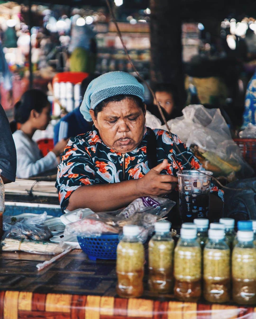 Shunsuke Miyatakeのインスタグラム：「A stylish lady with a goldfish shirt at the fish market, Kep, Cambodia」
