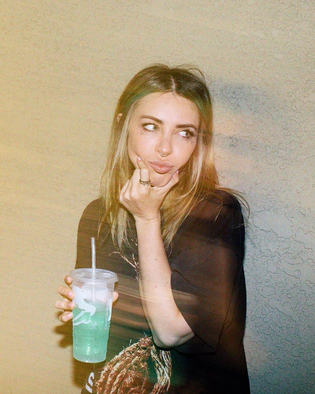 アリソン・ワンダーランドのインスタグラム：「I miss you guys here’s me squishing my face & simping over baja blast at 4am this morning」