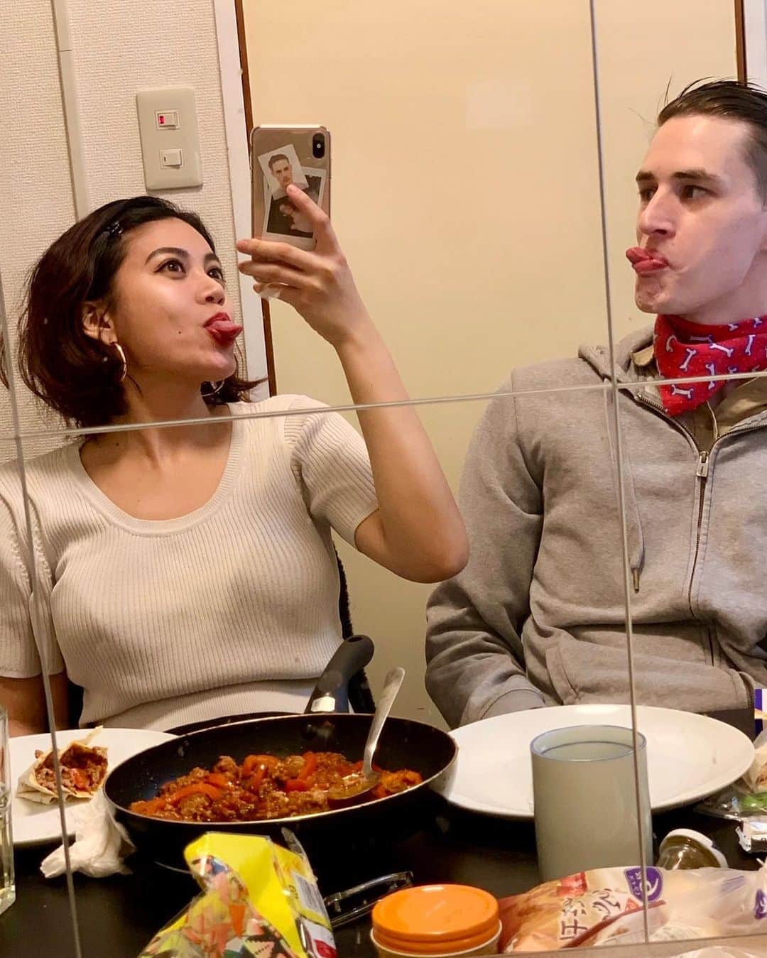 安部ニコルのインスタグラム：「懐かしい　🤳🏻💕　#おはよう」