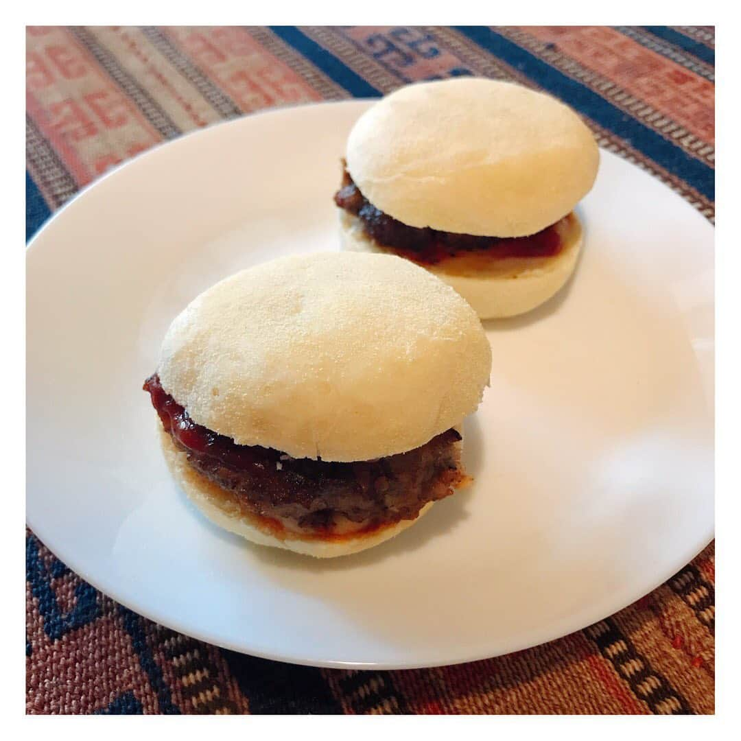 ヨーコさんのインスタグラム写真 - (ヨーコInstagram)「morning hamburger🍔 ・ ・ ・ 今朝は手作りバンズに母のハンバーグを挟んでハンバーガー。  見えてないけどチーズ2枚入れちゃった。  あーおいし。  ポテトフライとソーダも欲しくなっちゃう。  #手作りパン #イングリッシュマフィン  #ハンバーガー #チーズバーガー #hamburger #cheeseburgers  #englishmuffin  #homemadebread  #homemademuffins  #パン #bread  #焼き立てパン  #homebread  #homemade #ヨーコ飯 #yummy  #delicious  #delish #delistagram  #うちで過ごそう  #おうち時間  #おうちパン  #おうちぱん  #ヨーコぱん #ヨーコパン #パン好き  #パン好きな人と繋がりたい  #パン好きと繋がりたい」7月16日 8時56分 - y0k0_1108