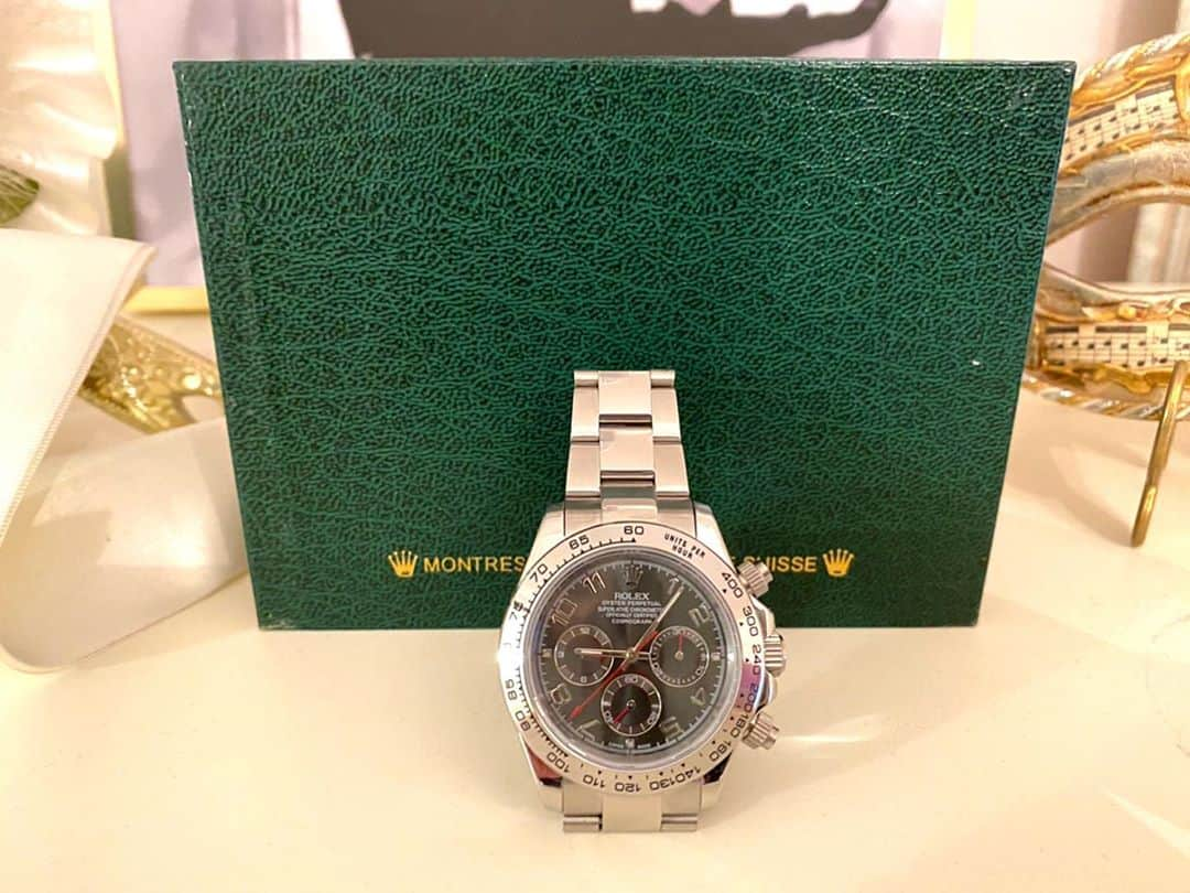 YUJI_MATSUDA_KUNのインスタグラム：「自分へのご褒美に中古だけどROLEXのDAYTONAを購入しました🥰﻿ ﻿ 中古なのにプレミア価格になっててちょっと迷ったけどこれで仕事頑張る！ってなるからいいかなと思って購入したよ✨﻿ ﻿ 他にも欲しい時計あるけどブランド成功させてからかなぁ😊﻿」