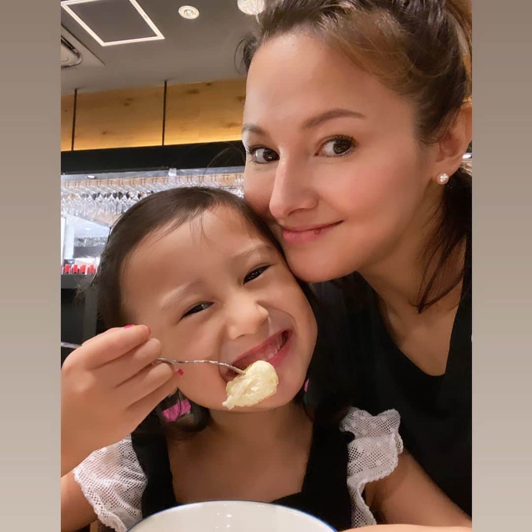 橋本麗香のインスタグラム：「😁💖💖💖💖💖💖💖💖 自粛からの夏休み 一緒に居過ぎるの 慣れたぞ… しかし、 3日に一度は喧嘩😂 いや、喧嘩は語弊 ファンタジアなキミに私がキレてるだけです🙏🏻🤣 片付けて 早く食べて 言われたく無いワード集 ワースト3に入る言葉を言ってしまう😅 おおらかな心で在りたいですよ。。 ． 教育って 親が子供にされている部分多し。 ． 共の学舎。。 ． #きゃーちゃん0219」