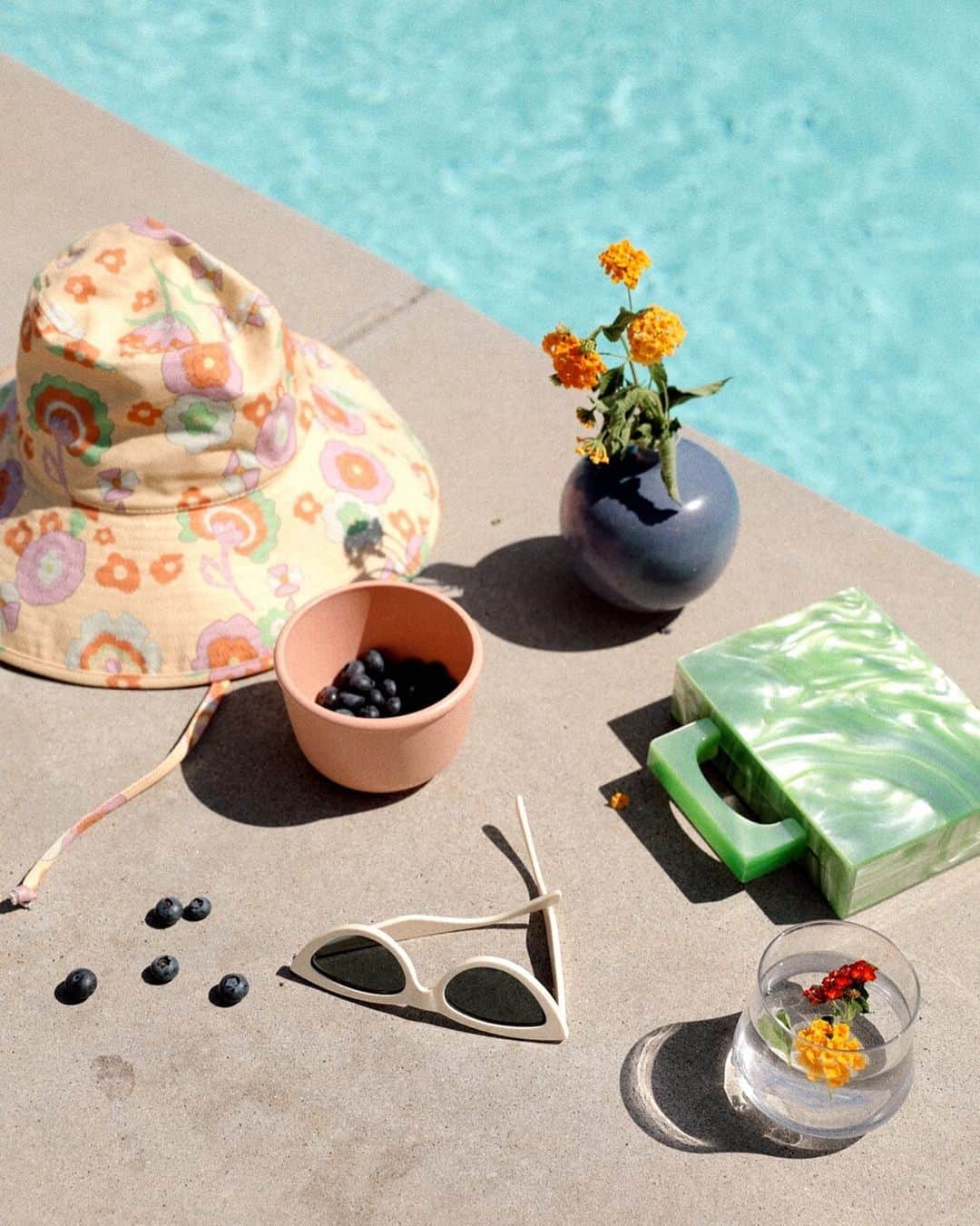 ジュリー・サリニャーナのインスタグラム：「groovy summer. ☀️🌼🌈 • cute bag from my sweet friend @marylawlesslee’s shop @happilygrey」