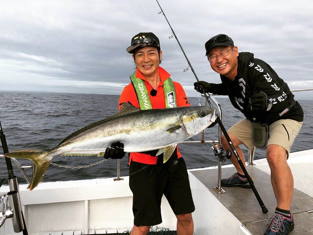 つるの剛士さんのインスタグラム写真 - (つるの剛士Instagram)「小さくたって（昨日）、 大きくたって（今日）、  大切なのは感動のサイズ。  釣りは最高。  #釣るの剛士 #村越正海　#thefishing #daiwa #ヒラマサ #玄界灘」7月16日 9時20分 - takeshi__tsuruno