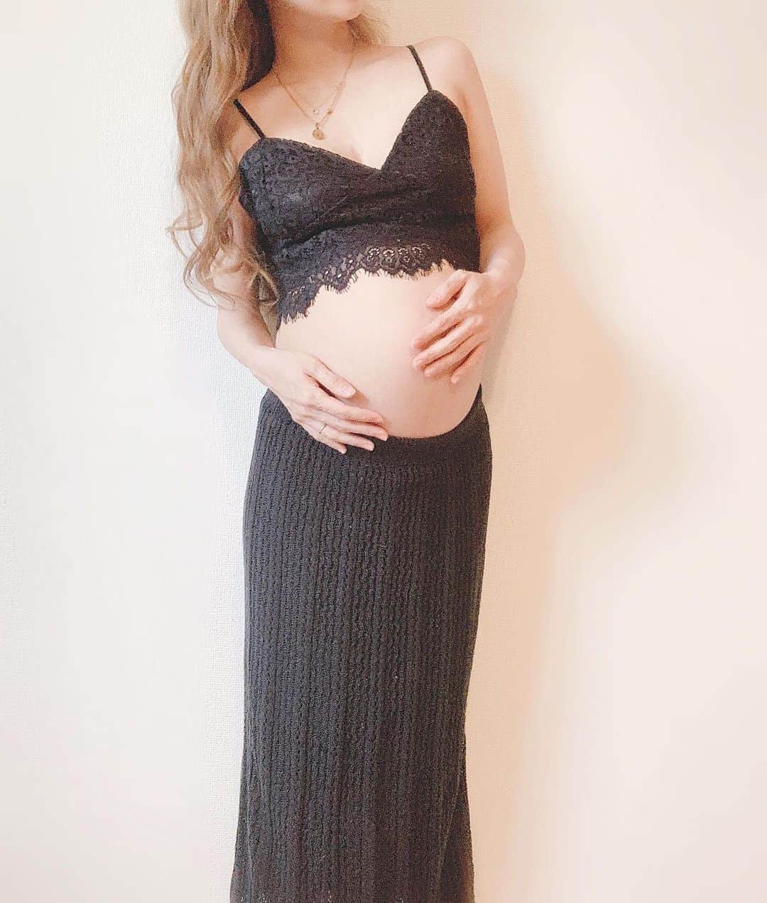 さっぴちゃんのインスタグラム：「... . . いよいよ、今日で40w👶🏼🖤 ずーーっとドキドキしてたけど、やっぱり 何もなく陣痛が来る気配もない🤔 . . ちょうど今日は検診の日なので、 これからどうするか決めてきます(ˊᵕˋ⑅)❤︎ . あかりのことも、ずーっと抱っこ抱っこで 最近は抱っこしたら首にしがみついて来て 相変わらずべったりさん👧🏼🎀 . 毎日そんな感じであかりの妊娠中より 動き回ってるから、少し予定日より 早まるかなと思っていたけど、意外と そうでもなかったです☺️♡ . もう3100g超えてるけど、あかりも4日 遅れで生まれたから待ってたらそのくらい かかるのかな〜☺️？？？ . とにかくドキドキしっぱなし🤰♡♡♡ . そして一昨日、予定日の2日前ですが 夜中とか陣痛が来た時に、確実に 頼れる人が居た方がやっぱり安心なので、 実家に里帰りしてきました☺️♡♡♡ . 入院になっても、あかりのこともそのまま お願いできるし、慌てなくて済みそうで ちょっと心に余裕ができた🤗♡ . 相変わらず、両親は孫フィーバーしてます🤣♡ . . ………………………………(♡)……………………………… .」