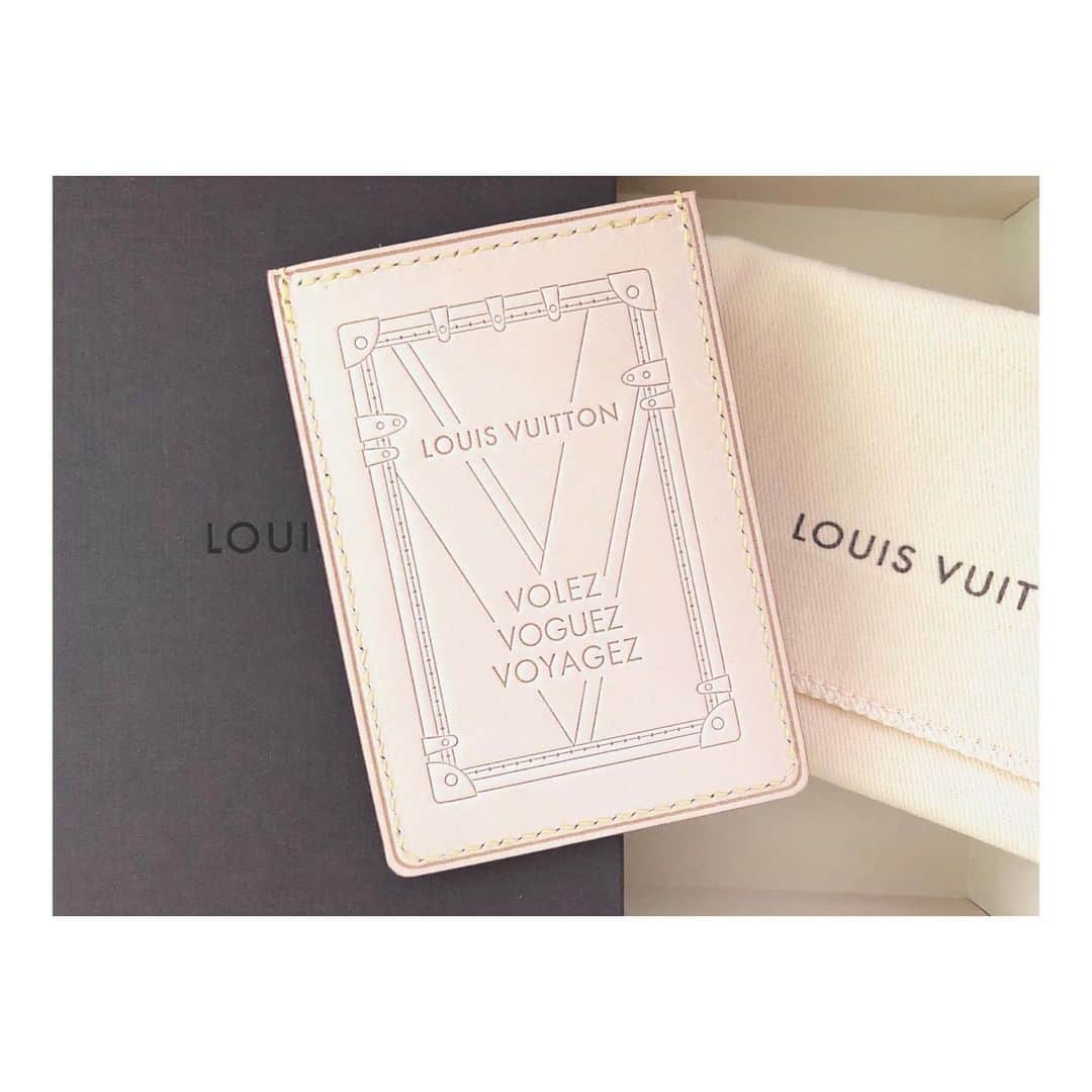 理絵さんのインスタグラム写真 - (理絵Instagram)「かなり昔にイベントで頂いたヴィトンのカードケース  いまだに未使用  使わずに(大切に)家に置いておいてもしょうがないのでそろそろ使ってみようかな  #ヴィトン #ルイヴィトン #louisvuitton #カードケース #gift #ギフト #tokyo #japan」7月16日 9時22分 - ____rie____
