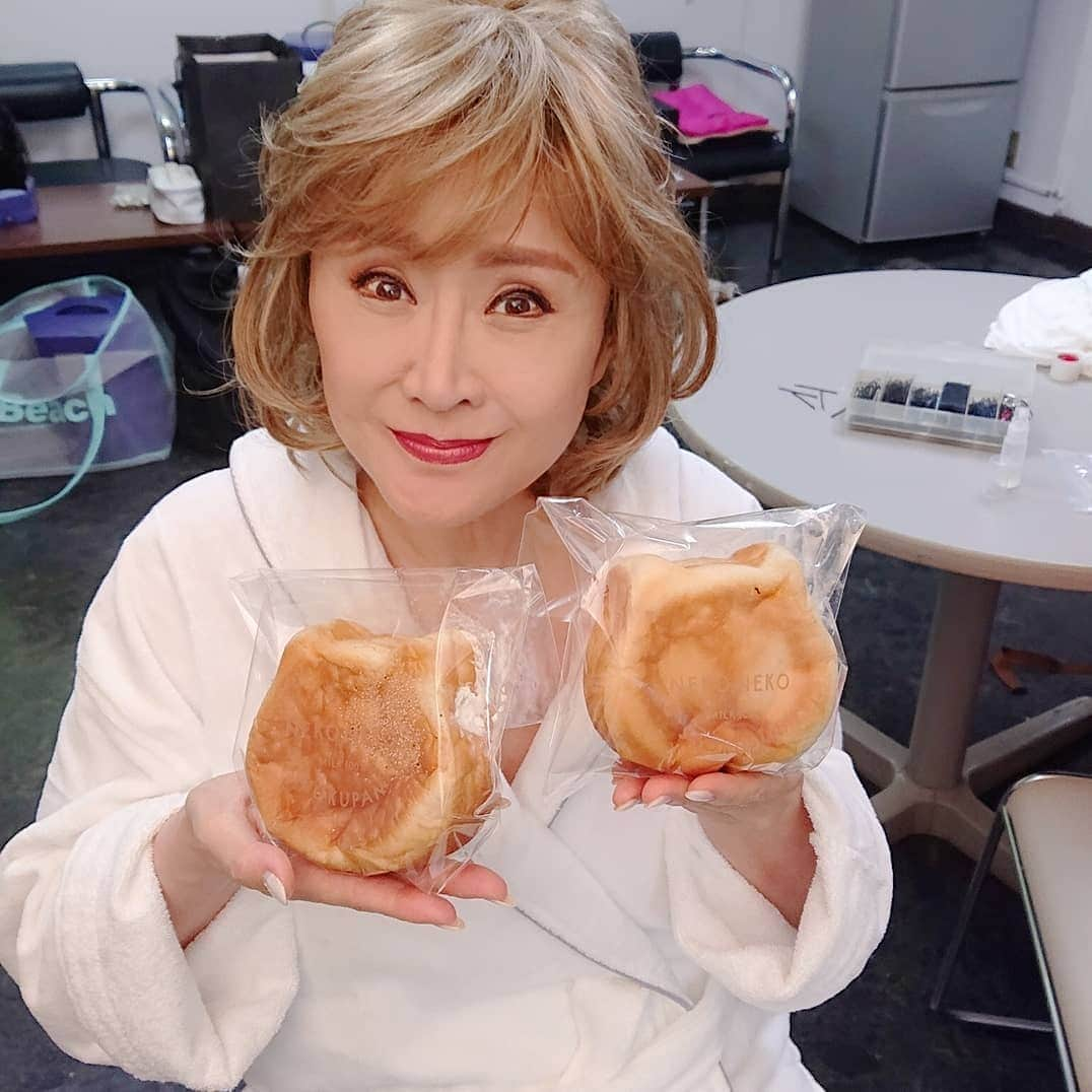 小林幸子さんのインスタグラム写真 - (小林幸子Instagram)「昨日の撮影は、いつもとちょっと違う雰囲気でも撮影しました✨ どうしかしら？似合ってる⁉️  そして、手に持っているのが、スタジオの近くにあった🐈️ねこねこ食パン🐈️のクリームパンとあんぱん‼️ 可愛いすぎる♥️  さあ、今日はテレビ収録で歌ってきまーす🎵  #sachikokobayashi  #小林幸子 #撮影 #いつもと違う感じ  #似合ってるかな #ねこねこ食パン  #あんぱん #クリームパン #かわいすぎる  #今日も撮影 #歌ってきます」7月16日 9時23分 - kobayashi_sachiko_5884