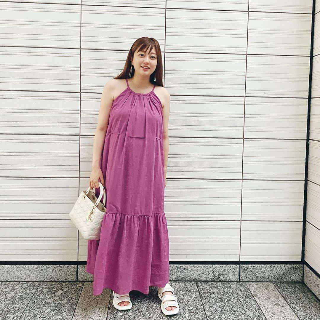 菊地亜美さんのインスタグラム写真 - (菊地亜美Instagram)「. おはようございます🌞 湿気で前髪が。笑 早く梅雨終われ〜🥵☔️ 家の中も外も蒸し蒸ししてて モワッとするよね😥 楽〜なワンピに楽〜なサンダル🧡 私服タグづけしてます🏷♥︎ #ootd #coordinate」7月16日 9時24分 - amikikuchi0905