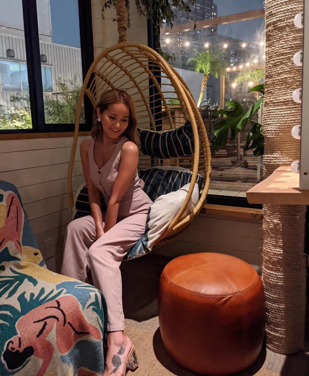 LORYのインスタグラム：「ハワイのヘブンリーが 代官山にオープン❣️❣️👏 @heavenly_jp 🌴💛 . 店内がとってもお洒落🏝😍 かわいい個室もあって、雰囲気すごくいい🥰 ． お料理も美味しかったなぁ🤤🍽 大好きなアサイーボウルも食べれて 大満足😚🌺💕 ． 昨日は大好きなお姉たま達に 久しぶりに会えて楽しい時間を過ごせました🤍 dinnerメニューは今日からスタート💐✨✨ またゆっくり遊びに行きたいな💕 #heavenly #heavenlyjapan #cafe #代官山カフェ #ヘブンリー」