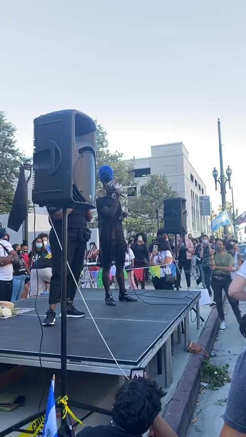 カーラ・デルヴィーニュのインスタグラム：「@blmlosangeles @bldpwr #defundthepolice」