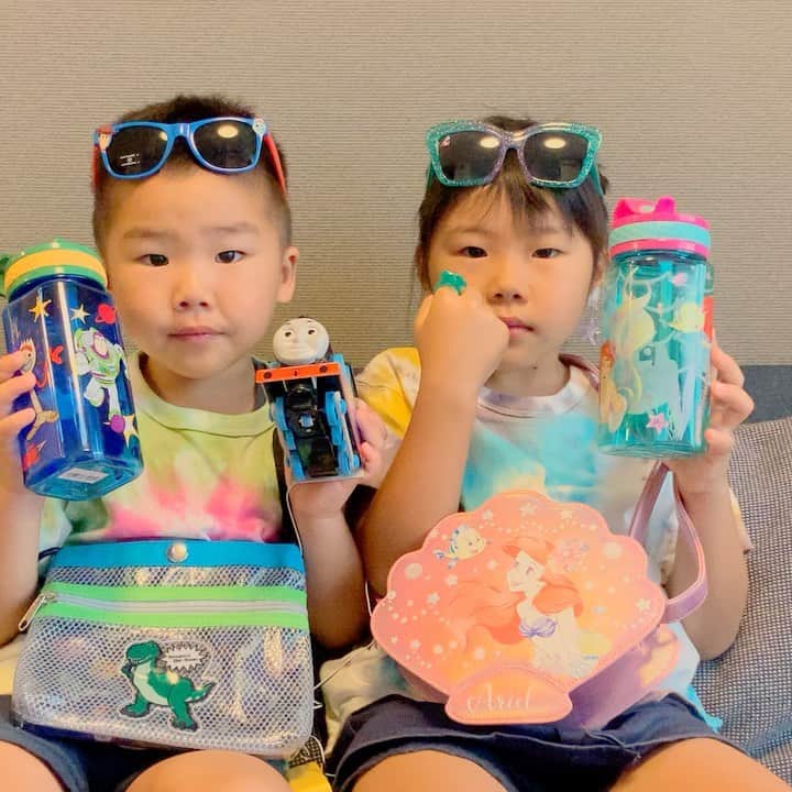 のインスタグラム：「あん 玉ちゃん、🎁ありがとう🙏🏻 大喜びのこゆるかいるでした😊 @megumilk0623  #baby #mygirl #こゆるやま #5歳 #7月生まれ #myson #myboy #かいるまる #4歳 #4月生まれ #singasong #仲良し #姉弟 #プレゼント #大喜び」