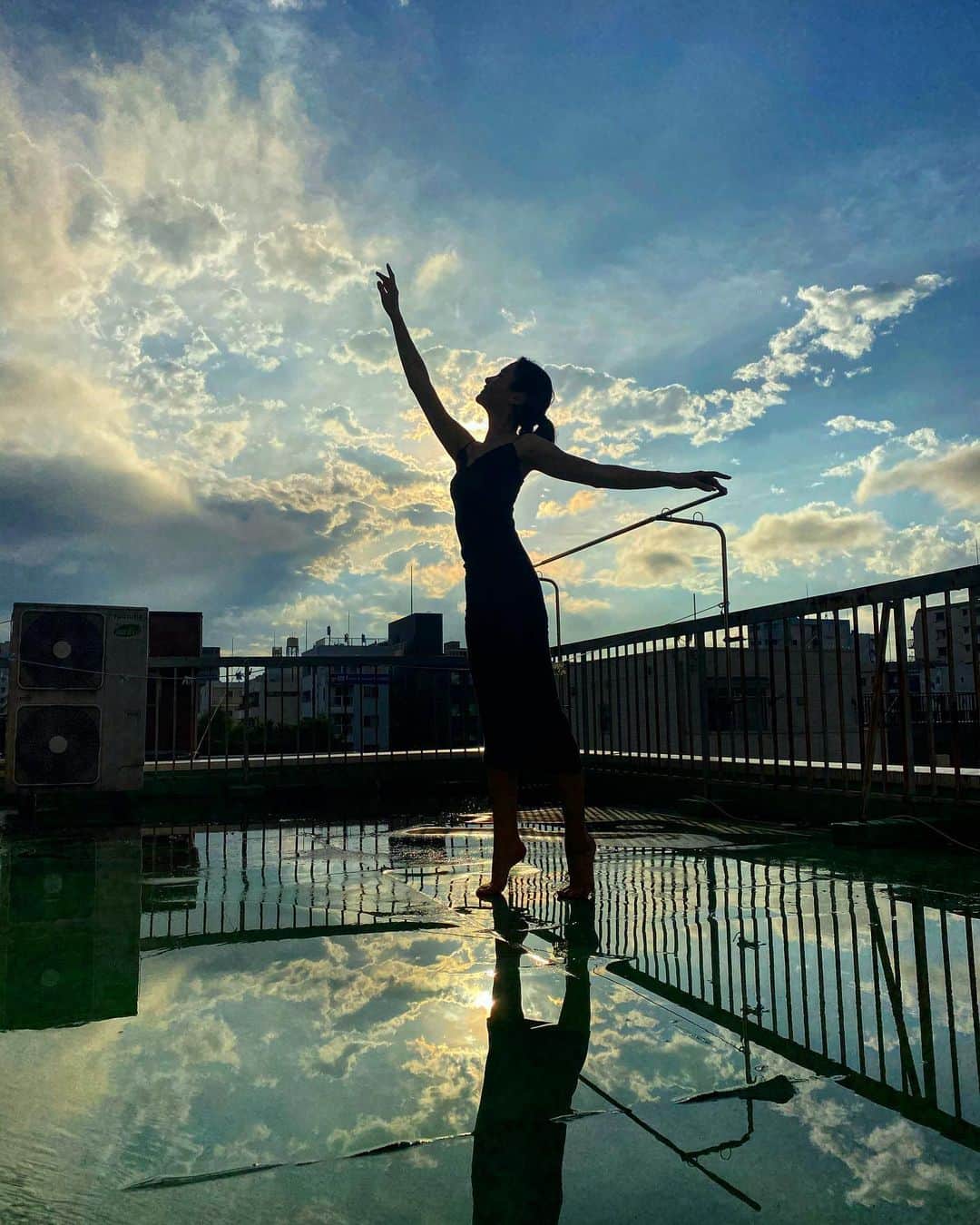 小山桃さんのインスタグラム写真 - (小山桃Instagram)「休みの日におばぁちゃんちの屋上を手の皮剥けるくらい掃除したらもの凄く綺麗になったの🧹✨ 夕陽と水に映る空が幻想的だった🌈プチウユニ塩湖🥰」7月16日 9時45分 - momoko_pu