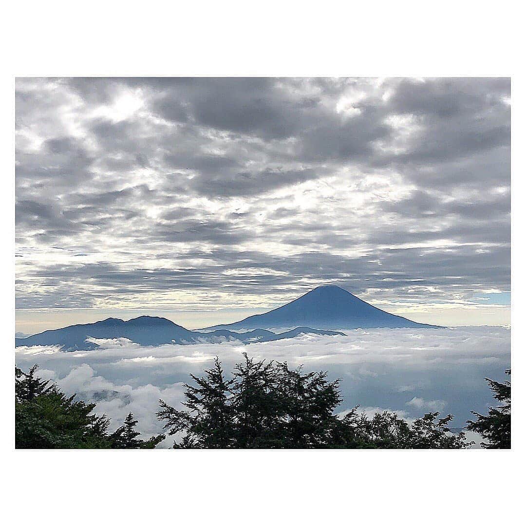 立花サキさんのインスタグラム写真 - (立花サキInstagram)「おはようございます(^^)﻿ ﻿ ﻿ いつかの富士山🗻﻿ 夏だったかな。﻿ ﻿ 雲で覆われてるけど﻿ パワーがみなぎってる🙏♡﻿ ﻿ ﻿ 今日も良い1日に﻿ なりますように…☺️﻿ ﻿ ﻿ ﻿ #japan﻿ ﻿#fuji #photo #富士山」7月16日 9時42分 - tachibanasakichaso