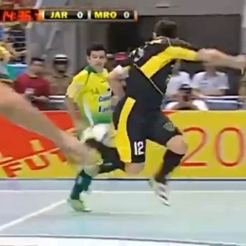 アレッサンドロ・ローザ・ヴィエイラのインスタグラム：「VIDEO- Uma lambreta 🏍 e uma “chegada” - Levanta e segue o jogo!   Final da #Ligafutsal 2010」