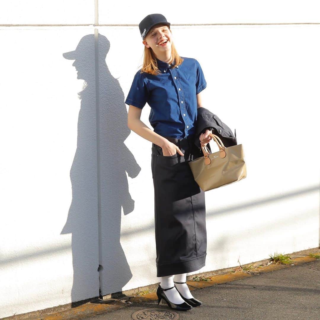 のインスタグラム：「お気に入りのお洋服なら毎日でも着たいくらいなのに、雨続きの週はお洗濯が間に合わず、着たい日に着られないことが多々あります（泣） . はやく梅雨明けしないかしら🌞  ・・・・・・・・・・・・・・・・・・・・・・・・・・ #cluel #クルーエル #cluelmagazine #クルーエル女子 #fashion #ファッション好き #おしゃれ #グッドガール  #ボタンダウンシャツ #ロングスカート #ロゴ入りキャップ #PVCバッグ #白ソックス #ストラップシューズ #夏コーデ  こちらのアカウントもフォローしてね！ @cluel_homme @navys_magazine」