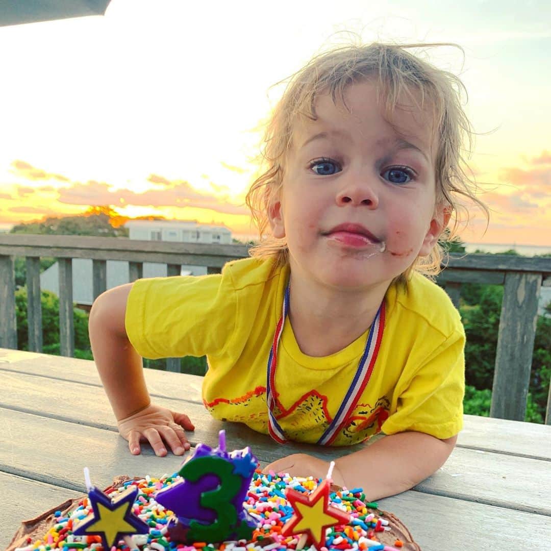 カーキ・キングのインスタグラム：「Happy Birthday bub.」