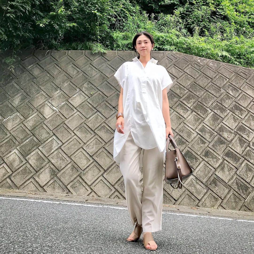 ryo0809appleさんのインスタグラム写真 - (ryo0809appleInstagram)「#coordinate ・ ・ ・ シャツも半袖、オーバーサイズだと暑い日も快適☀️ リネンブレンドのストレートパンツ、生地感とかよかったんだけど、ウエストが大きかった〜😭 ので、バックゴムの部分を自分でちょっと手直し🧵 ウエストが良くなったら丈がちょっと短かった😢 でも、気にせず穿くけどね😊 ・ ・ ・ #服記録 #いつコ #先日のコーデ #プチプラコーデ #プチプラファッション  #ママコーデ  #ママファッション  #アラフォーコーデ  #40代コーデ  #アラフォーママ  #kaumo_fashion  #locari  #ponte_fashion  #mineby3mootd  #ママスタ夏コーデ  #coca_code  #reedit #reedit_ootd  #きれいめカジュアル」7月16日 9時57分 - ryo0809apple