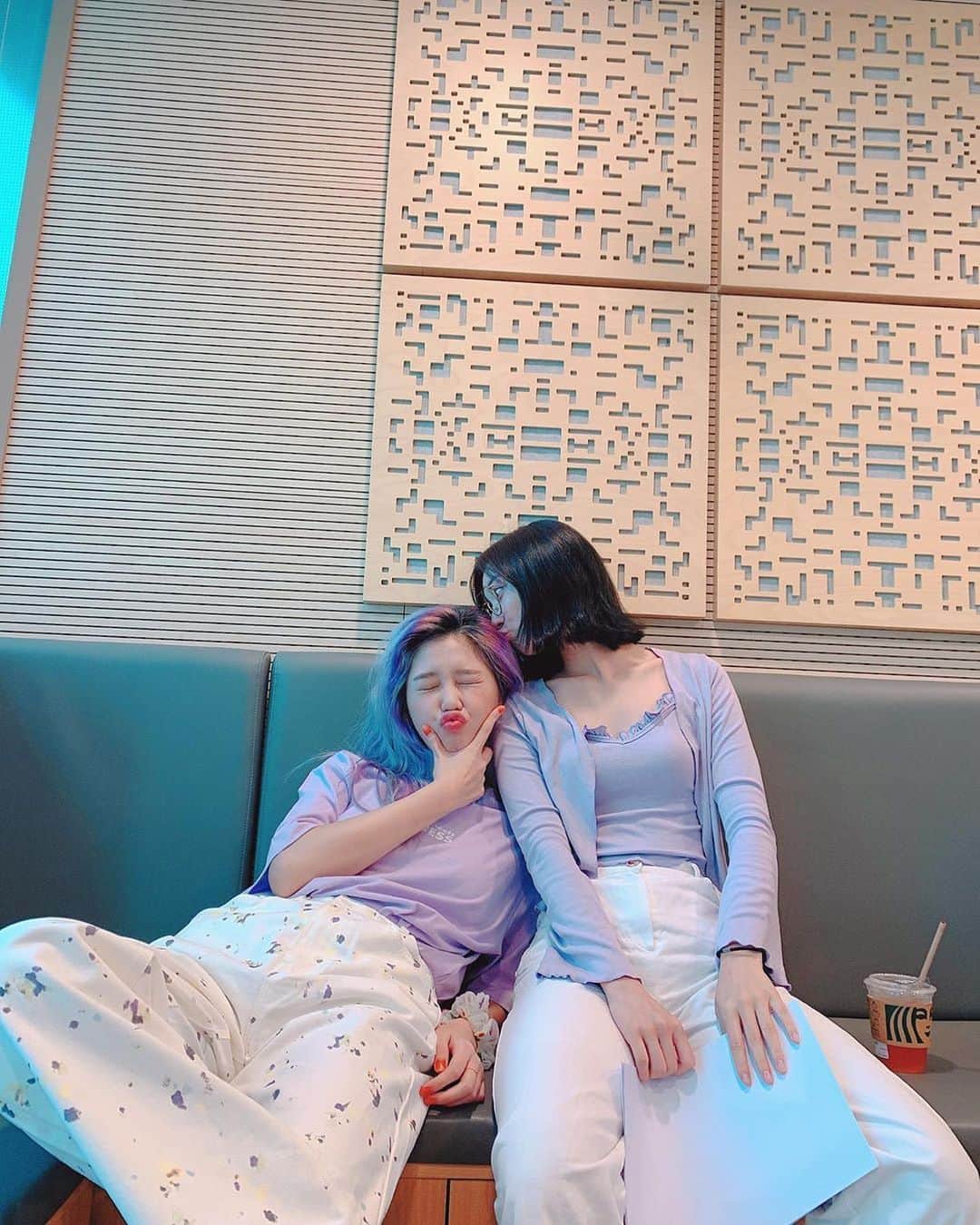 ビニのインスタグラム：「200716 오마이걸 미미 공식 인스타그램 (OH MY GIRL Mimi Instagram Update)⁣⁣⁣⁣ #비니selca⁣⁣⁣ ⁣ 운명뎍인 꺼플룩 꿀재애앰❣️ # 철파엠⁣ ⁣ A couple-look that was like fate. How interestingg ❣️ # KimYoungChul’sPowerFM⁣ (eng trans by @ _OMG_tweets on twitter)」