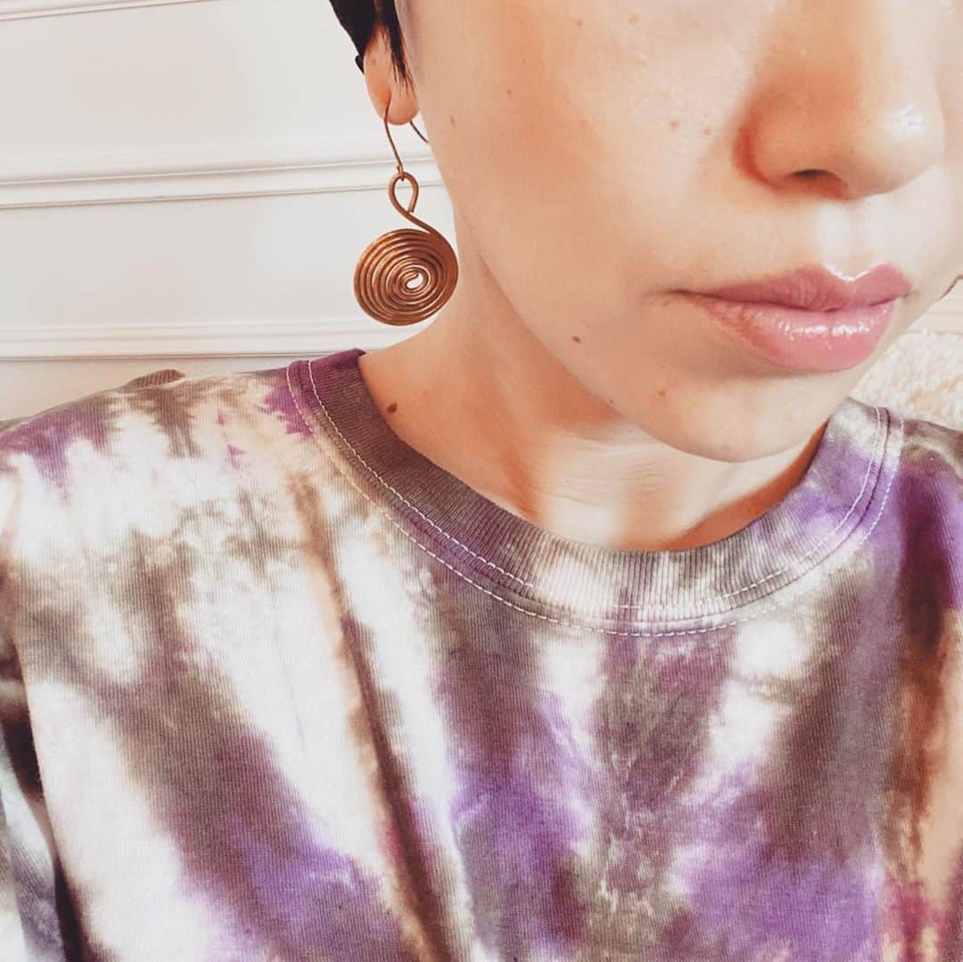 藤田敦子のインスタグラム：「ㅤㅤㅤ ベアミネラルのリップを塗ってる日は だいたい褒められる❤️ @bareminerals_jp ㅤㅤㅤ この日は、ベアプロ ロングウェア リップスティックの ミニサイズをいただいたので💋色はペダル😘 ㅤㅤㅤ 2枚目は、同リップのナツメグだったかなぁ。 1年半前だから覚えてない…笑笑 ㅤㅤㅤ 動物実験をしていなかったり ベアミネラルは本当に理念が素敵。 そういうブランドを選べる、選択肢が広がってることが 素晴らしいと思うし、きっとどんどん みんながそうなってくよね、今後😉 ㅤㅤㅤ #ほくろが多い #昔から」