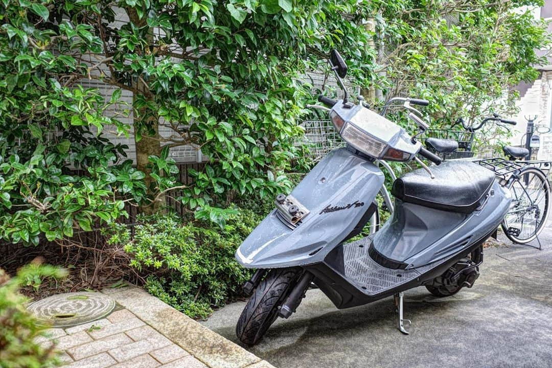 佐々木明さんのインスタグラム写真 - (佐々木明Instagram)「【middle range】 SUZUKI ADDRESS V100🛵同じくaddressに 新しく入れ替わりました。 俺の専属メカニックマン武臣が 全塗装の上にガラスコーティングとsurf用の足をだいぶうるさ目に仕上げエンジンも中速域をMADな仕上げにする仕事の細かさ。相当快調に海もさっくり行けそう。 カラーがデリカのあのカラー。 因みに後ろのママチャリも同じカラー。  #suzuki #addressv100」7月16日 10時13分 - akiraexploring