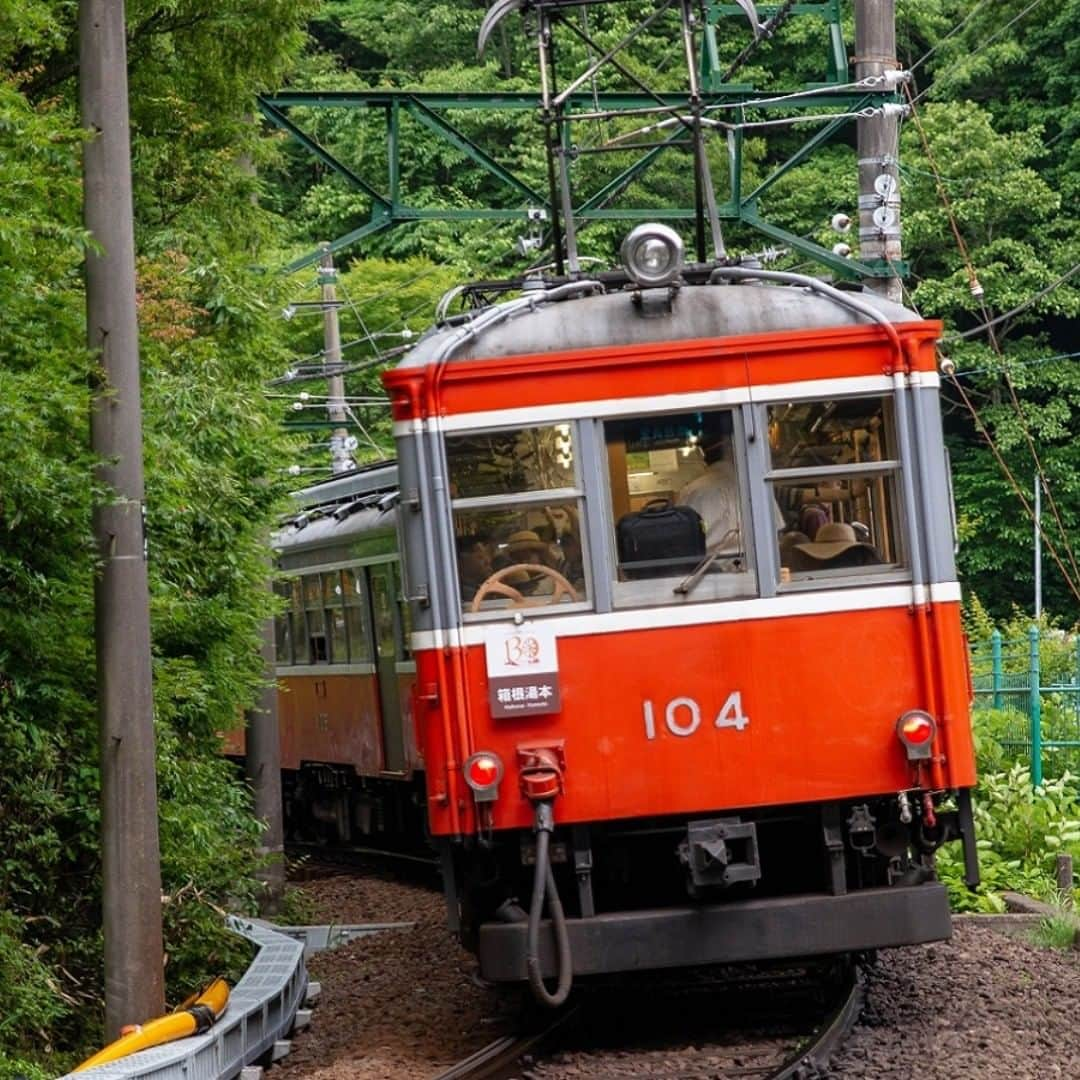 大人の隠れ家 箱根 別邸今宵のインスタグラム：「祝！箱根登山鉄道（箱根湯本～強羅間）運転再開 . 昨年10月の台風19号による被害のため運転見合わせとなっていた 箱根湯本駅～強羅間の登山鉄道が、7/23(木・祝)より 運転再開するという明るいニュースが入ってきました♪ . これを記念して当館では箱根登山電車再開プランをご用意いたしました。 お得に露天風呂付き客室にご宿泊いただけます。 . こちらのプランは公式限定プランになります ぜひ一度公式サイトを覗きにいらしてください . ↓近くの観光施設↓ #強羅公園　徒歩1分 . #箱根美術館　徒歩3分 . #箱根彫刻の森美術館　お車で3分 . #別邸今宵 #旅行計画 #箱根登山鉄道 #露天風呂 #大人の宿 #箱根 #会席 #グルメ旅 #旅行好きな人と繋がりたい #強羅 #温泉 #贅沢 #旅行好きな人と繋がりたい #タビジョ #betteikoyoi #hakone #trip #travel #beautiful #japan #onsen」