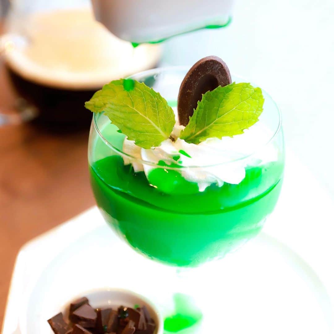 きょん。さんのインスタグラム写真 - (きょん。Instagram)「.  .  Cafe＆Bar POCHER  プリンが チョコミントに 染まってた。  プリンを食べて スースーしたのは 生まれて初めてのことです🍃  #CafeandBarPOCHER #kyoto#sweets#pudding」7月16日 21時19分 - kyon_tokiiro