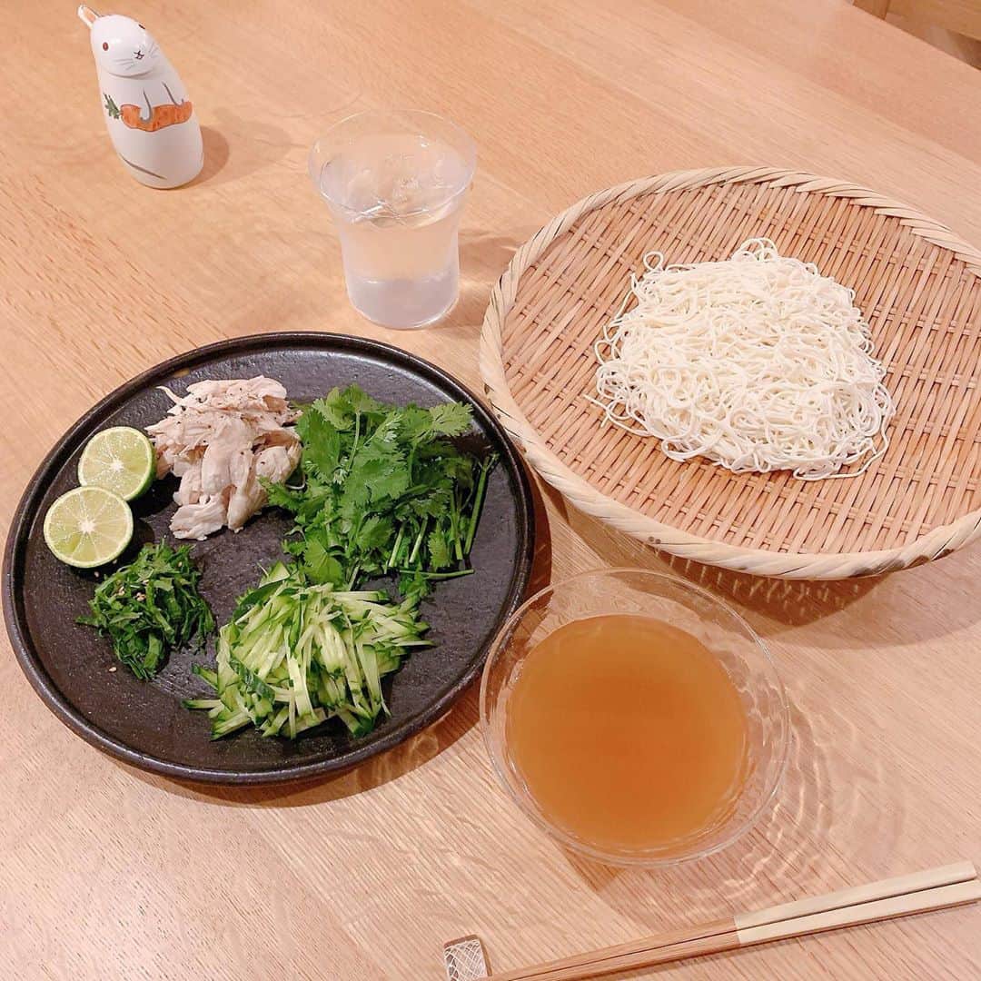 トリンドル玲奈さんのインスタグラム写真 - (トリンドル玲奈Instagram)「明海さんに教えてもらった(@akeminakano__official )  すだち鶏素麺✨✨  おいしいー! さっぱりー!  素麺はとうふ素麺を使いました😋(コンビニのね!あれおいしいですよね😋)  すだち、好きだ！  結構塩っぱいスープにするのがコツ✨と教わり作ってみたのですが、 美味しいし、 すだちのおかげで全然むくまなそう！♡(気持ちだけかもですが♡)  一人晩ごはんでした😋  いつか本物も食べてみたいなぁ🤤♡。」7月16日 21時19分 - toritori0123