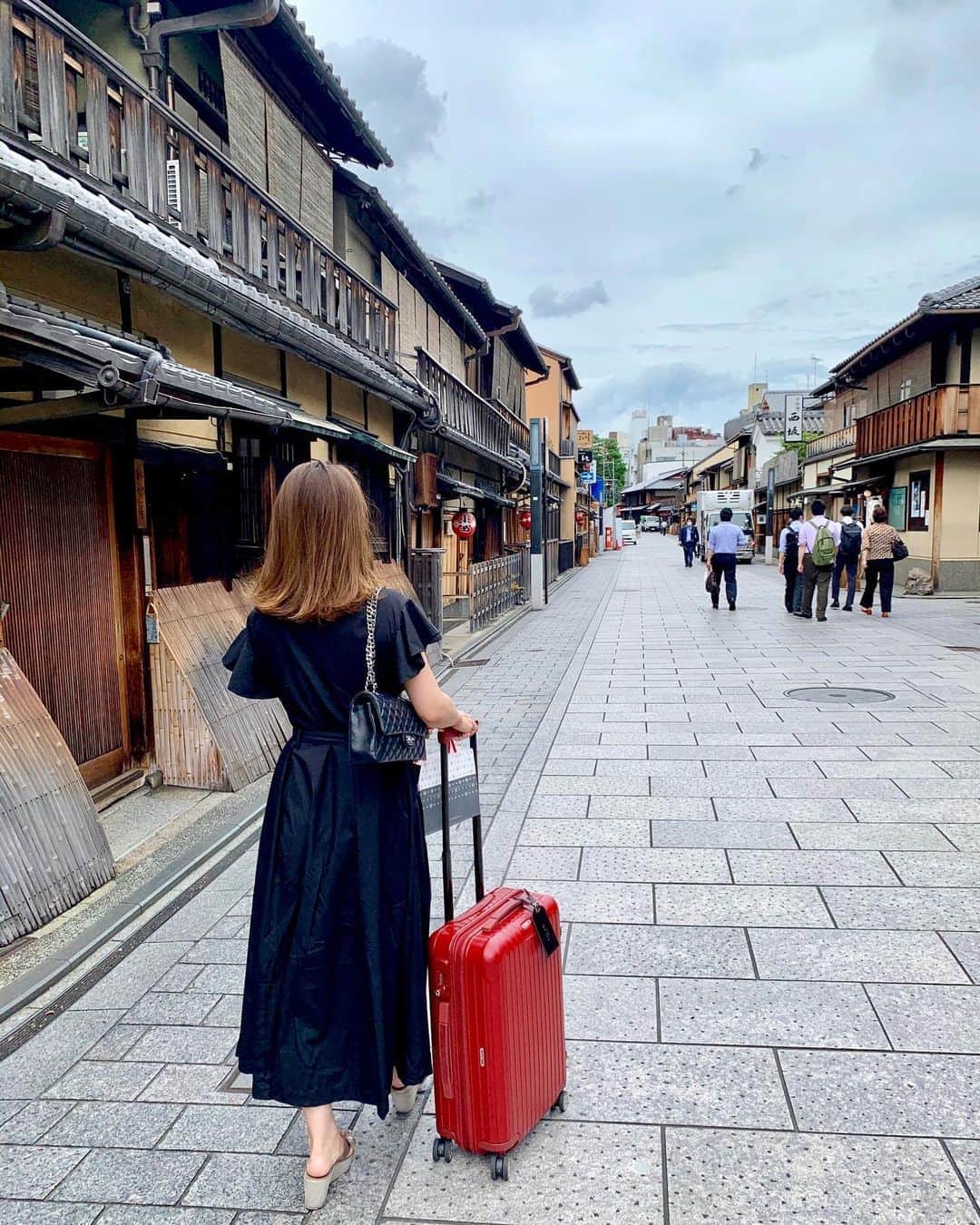 吉村優さんのインスタグラム写真 - (吉村優Instagram)「* 京都つづき☆ ランチ終わり 優雅に歩いてたけど スーツケースは また妹が持ってくれてました😂🙏 身軽だと思ったら🤣🤣笑 * 夏らしいワンピースは @grace_oriental 💓🌻 そろそろ梅雨明けるかなぁ、、 * #京都 #祇園 #ワンピース  #kyoto #gion」7月16日 21時21分 - yuyoshimura87