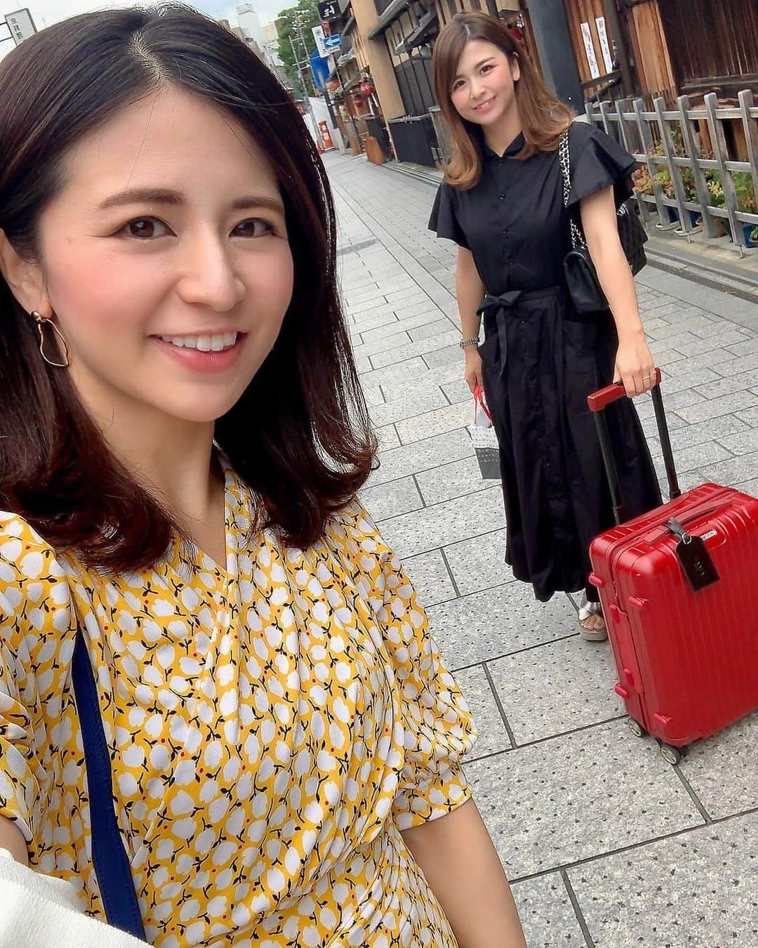 吉村優さんのインスタグラム写真 - (吉村優Instagram)「* 京都つづき☆ ランチ終わり 優雅に歩いてたけど スーツケースは また妹が持ってくれてました😂🙏 身軽だと思ったら🤣🤣笑 * 夏らしいワンピースは @grace_oriental 💓🌻 そろそろ梅雨明けるかなぁ、、 * #京都 #祇園 #ワンピース  #kyoto #gion」7月16日 21時21分 - yuyoshimura87
