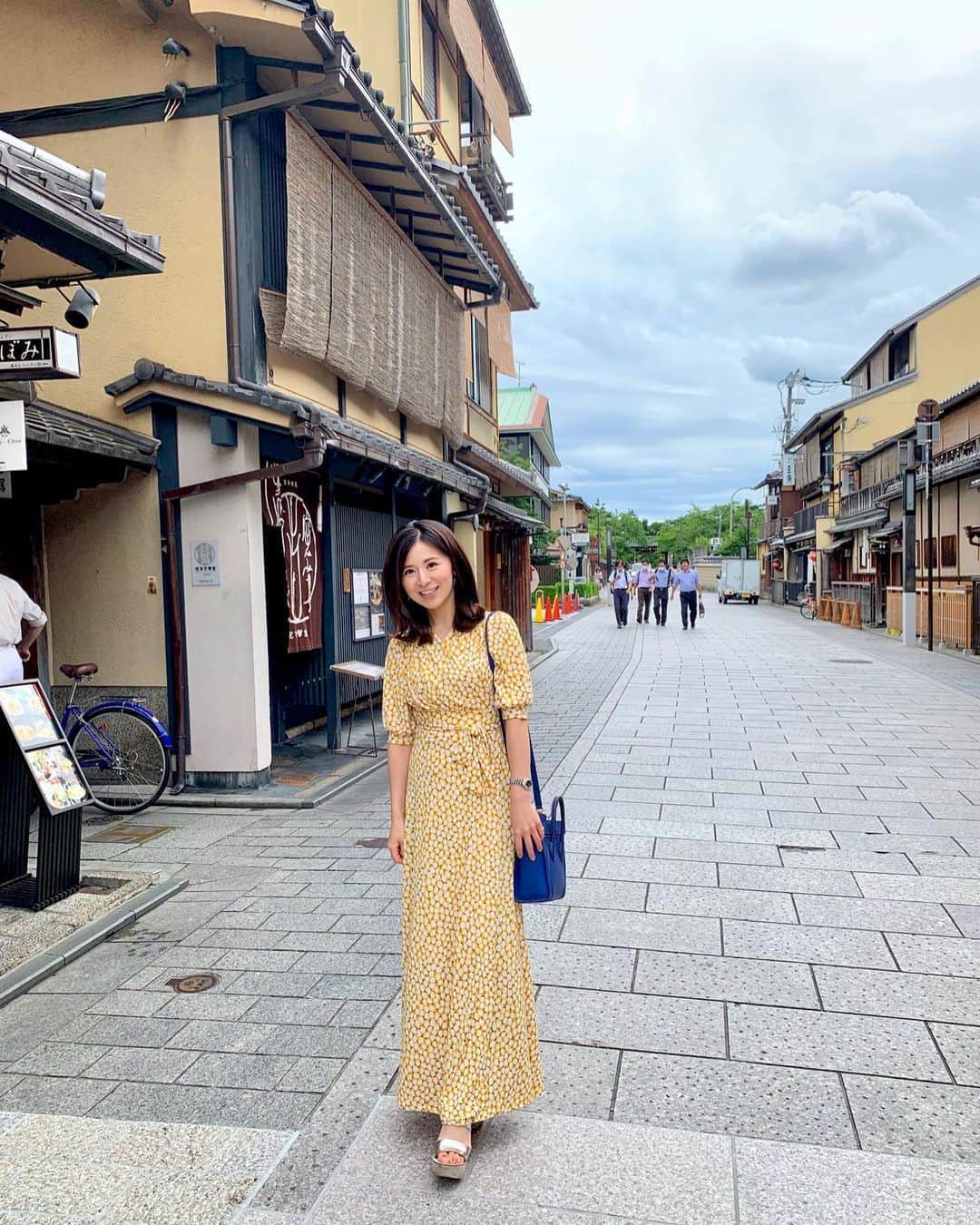 のインスタグラム：「* 京都つづき☆ ランチ終わり 優雅に歩いてたけど スーツケースは また妹が持ってくれてました😂🙏 身軽だと思ったら🤣🤣笑 * 夏らしいワンピースは @grace_oriental 💓🌻 そろそろ梅雨明けるかなぁ、、 * #京都 #祇園 #ワンピース  #kyoto #gion」