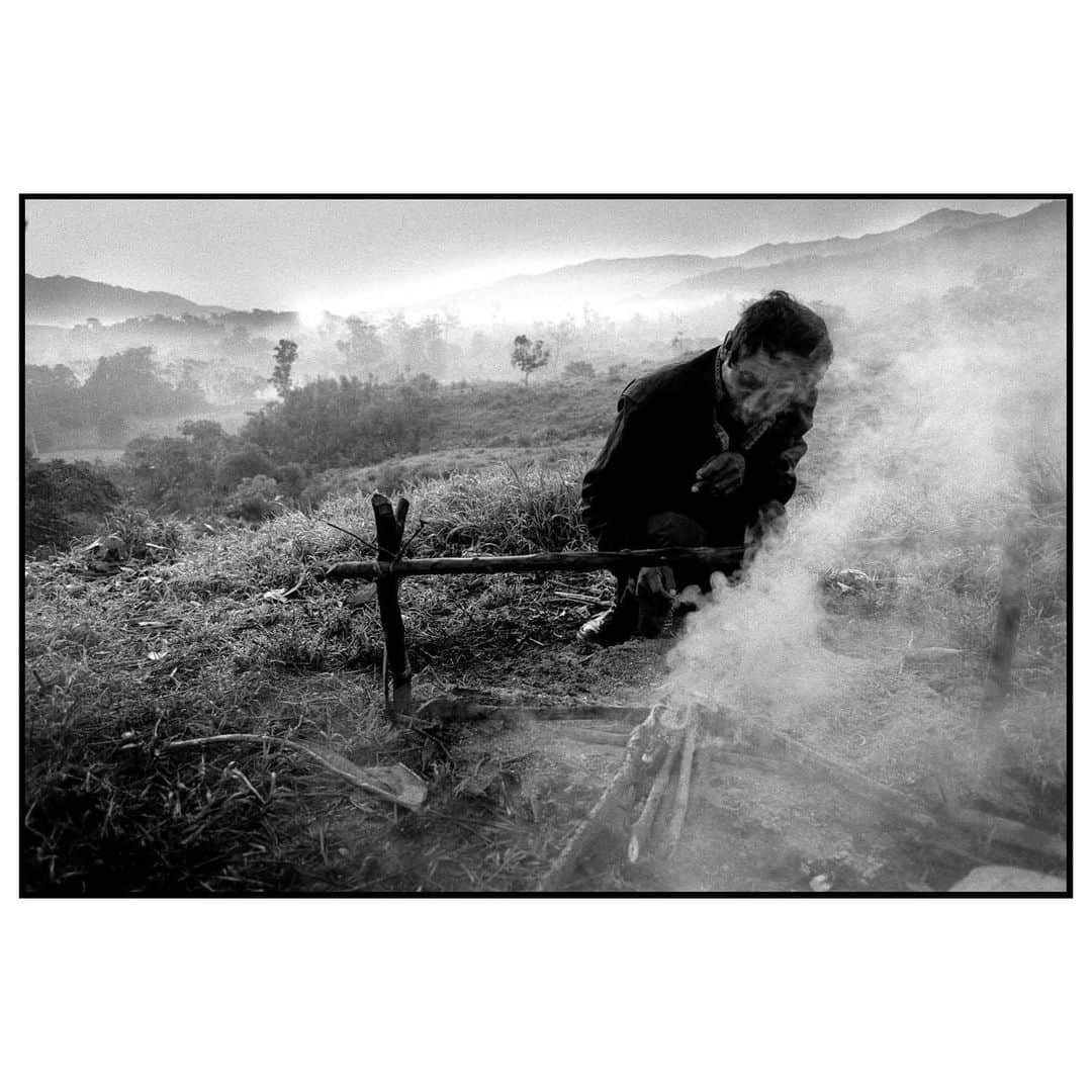 Magnum Photosさんのインスタグラム写真 - (Magnum PhotosInstagram)「It's with great sadness we share that long time Magnum member Paul Fusco (@paulfuscomagnum) passed away on July 15th, 2020.⁠⠀ .⁠⠀ "I want the viewers to be moved into the lives of the people that they are looking at; the visual experience is incredibly emotional" - @paulfuscomagnum⁠⠀ .⁠⠀ @paulfuscomagnum worked as a photographer with the United States Army Signal Corps in Korea from 1951 to 1953, before studying photojournalism at Ohio University, where he received his Bachelor of Fine Arts degree in 1957. He moved to New York City and started his career as a staff photographer with Look, where he remained until 1971.⁠⠀ .⁠⠀ In this role he produced important reportages on social issues in the US, including the plight of destitute miners in Kentucky; Latino ghetto life in New York City; cultural experimentation in California; African-American life in the Mississippi Delta; religious proselytizing in the South; and migrant laborers. He also worked in England, Israel, Egypt, Japan, Southeast Asia, Brazil, Chile and Mexico, and made an extended study of the Iron Curtain countries, from northern Finland to Iran.⁠⠀ .⁠⠀ Fusco become a Magnum associate in 1973 and a full member the following year. His photography has been published widely in major US magazines including Time, Life, Newsweek, the New York Times Magazine, Mother Jones and Psychology Today, as well as in other publications worldwide.⁠⠀ .⁠⠀ Among his latest subjects are people living with AIDS in California, homelessness and the welfare system in New York, and the Zapatista uprising in the Mexican state of Chiapas. He has also worked on a long-term project documenting Belarussian children and adults sickened by radioactive fallout from the Chernobyl explosion.⁠⠀ .⁠⠀ We share a statement from the president of Magnum Photos, @oliviarthur, and thoughts from Fusco’s fellow Magnum photographers @brucedavidsonphoto, @gillesperessstudio, and @elireedmagnum on the occasion of Paul’s death at the link at bio.⁠⠀ .⁠⠀  © Magnum Collection and @paulfuscomagnum/#MagnumPhotos」7月16日 21時23分 - magnumphotos