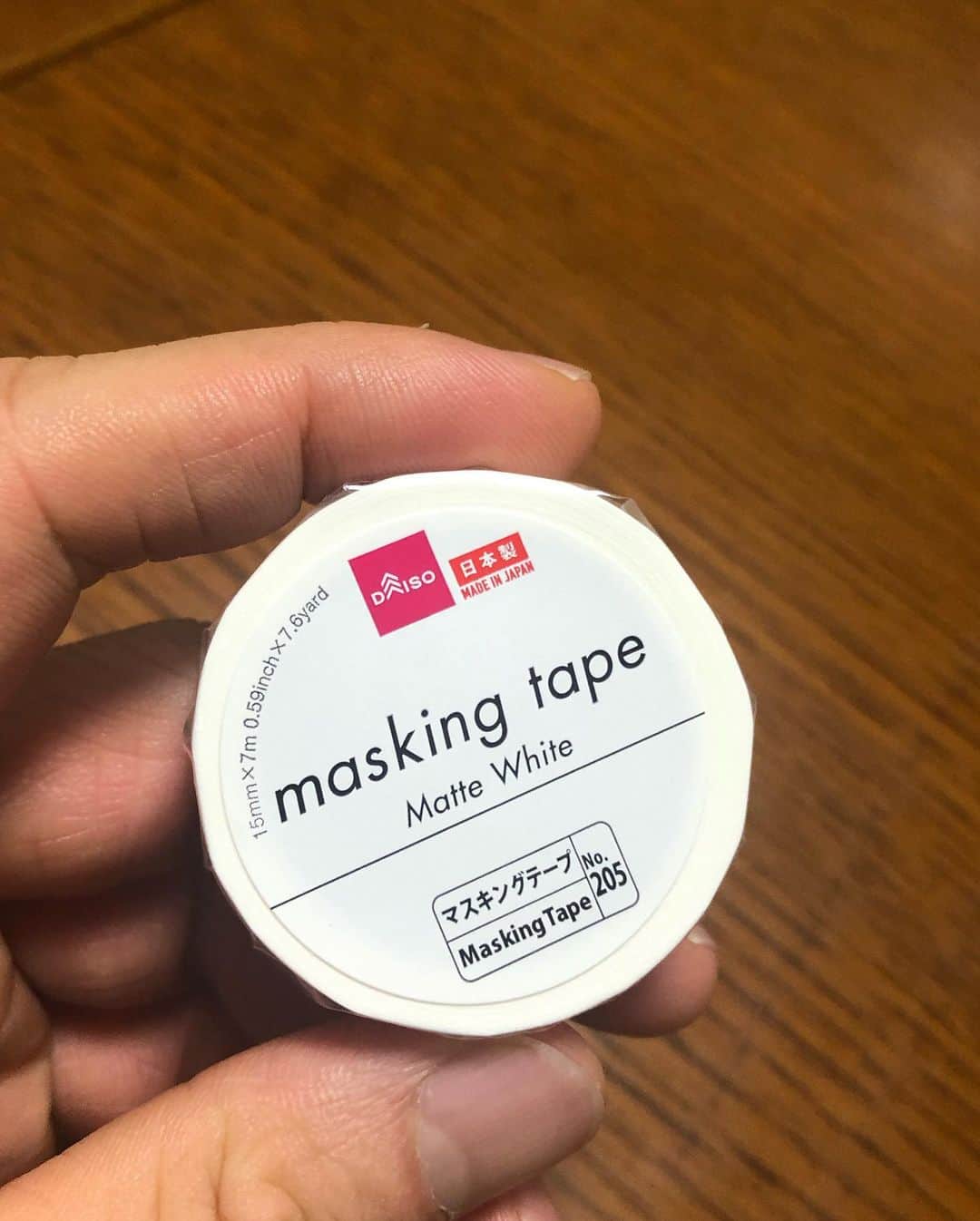 SHINPEIのインスタグラム：「白い収納棚の角部分は、汚れが目立ちがち。﻿ ﻿ なるべく安く直して、綺麗をキープし続けたい！﻿ ﻿ そんな時は #DAISO の #マスキングテープ 。﻿ ﻿ 角に沿って貼るだけで汚れを隠せて、また傷が目立ってきても貼り直しも簡単。﻿ ﻿ 百円メンテナンス最高〜﻿」