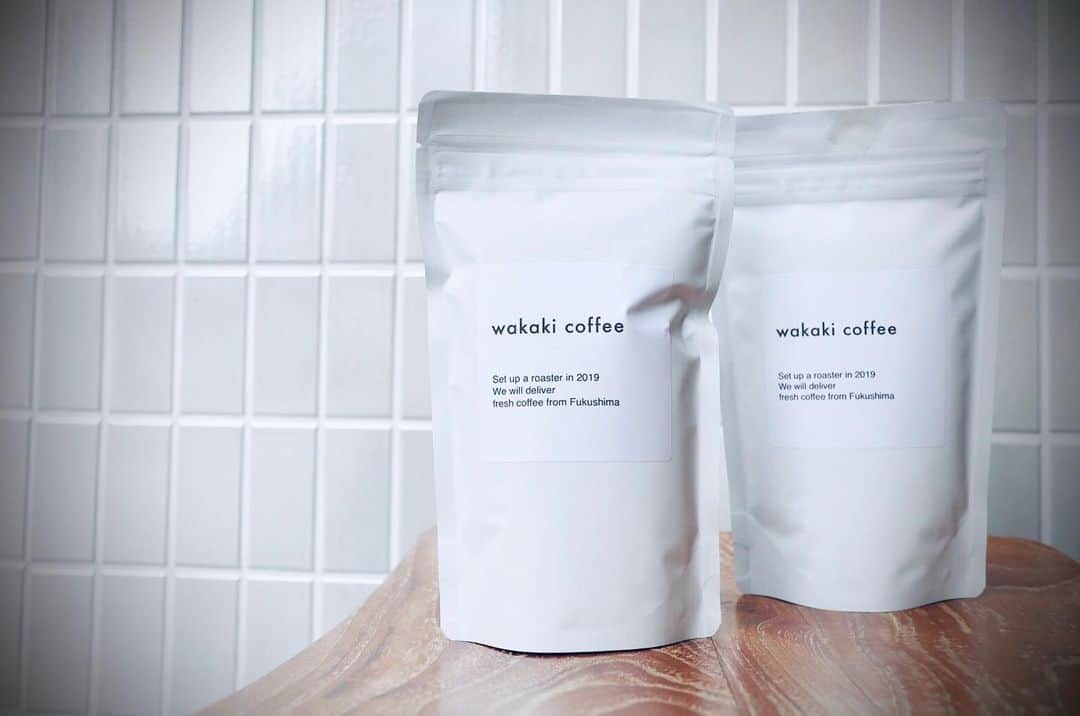 THE LOCAL ＊GoodCoffee運営店舗のインスタグラム：「. 7月1日から8月31日までお取り扱いさせていただく @wakakicoffee さんのご紹介👏👏👏 まだ20代ながら福島県に焙煎所を持ち、卸しやオンラインで活躍中の萩野わかきさん。 東京・神保町の @glitch_coffee オーナーの鈴木 清和さんを焙煎の師、そして人生の師とし、若手の台頭として活躍中👏これからの彼の活躍に注目が集まる❗️ 今回はどちらも浅煎りの【COLOMBIA】と【KENYA】をお願いしました！ハンドドリップでご提供はもちろん、珈琲豆に関しては店頭または当店のオンラインショップ @thelocal2016 (5000円以上で送料無料です📦✨)からでもお求めいただけます！ この機会にぜひ😋☕️  【COLOMBIA】 プロセス/ウォッシュド 農園/ラ クアドラ 焙煎度合い/浅煎り カップコメント/アップルのような爽やかな果実味、白茶の様な優しい口当たり。  【KENYA】 プロセス/ウォッシュド 農園/ジャングル 焙煎度合い/浅煎り グレープやオレンジのような果実味、黒飴のような甘さ。 . THELOCAL 〒150-0002 東京都渋谷区渋谷２丁目１０−１５﻿﻿﻿﻿﻿ 定休日/なし 営業時間↓ 平日9:00-17:00 ﻿ 土日祝日11:00-19:00 . #thelocalcoffeestand #thelocal #tokyocafe#tokyocoffee#tokyocoffeefestival#shibuyacafe#aoyamacafe#omotesandocafe#coffee#blackcoffee#dripcoffee#coffeebeanes#コーヒー#コーヒースタンド#コーヒータイム#コーヒーブレイク#東京カフェ#東京コーヒー#カフェ巡り#カフェ好き#カフェ巡り#渋谷カフェ#青山カフェ#表参道カフェ#珈琲#お家時間#お取り寄せ#期間限定 #ギフト #アパレル #tシャツ」