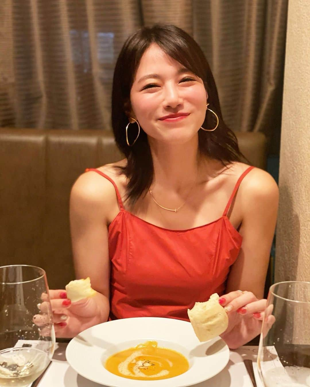 石井里奈さんのインスタグラム写真 - (石井里奈Instagram)「こんばんは✨ . 今夜は里奈ログ🤤❤️ お母さんとの銀座ディナー🍴 マダムシュリンプさん @madameshrimp.ginza に行ってきました❣️✨ . 店名のとおり海老料理を堪能できる、海老好きにはたまらないお店🦐🦐💕 . お母さんともなかなか会えないので特別に、スペシャルディナーコースを✨ . 各名産地の白海老、天使の海老、ボタン海老、うちわ海老、手長海老、オマール海老...🤤🦐沢山の海老を食べ比べできて楽しかった〜🥰💕 . ビスクのスープもとってもおいしくてパンにつけたらもう🤤🤤🤤笑 . お母さんとも終始笑顔で全部料理完食😋❤️笑 お酒の種類もたくさんあってペアリングでサーブしてもらえて、お酒も楽しめました🙆‍♀️ . ちなみにデザートも種類沢山あって選び放題なので、女子会でも使えそうでしたよ💕 . dress... @libjoie  earrings... @charlottechesnaisjewelry  またこちらも全身後日載せます！ . 今日もお疲れ様でした❤️ . #りなまるグルメ #マダムシュリンプ #銀座 #海老 #まだむしゅりんぷ #エビ #ワインペアリング #コース料理 #海老好きにはたまらない #海老好き #オマール海老 #海老料理 #銀座ディナー #銀座グルメ #記念日ディナー #銀座イタリアン #銀座フレンチ #女子会 #shrimp #シーフード #seafood #ビスク #グリル #グリル料理 #グルメ #グルメ女子 #東京グルメ #フレンチ #イタリアン #家族ディナー」7月16日 20時05分 - ri7tin1025