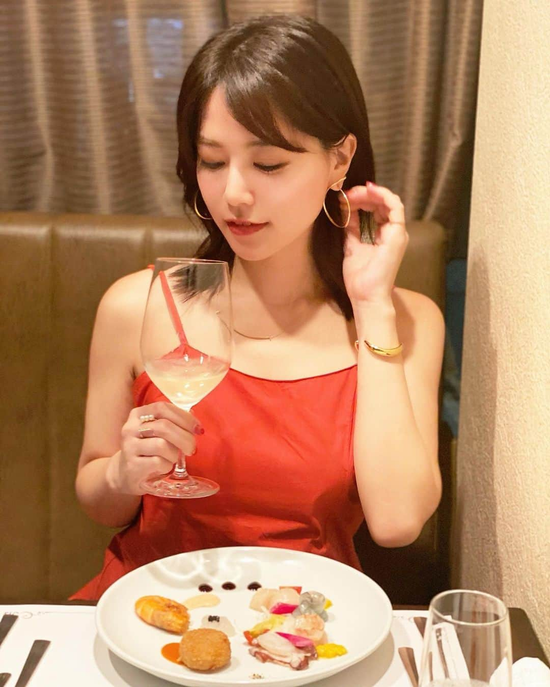 石井里奈さんのインスタグラム写真 - (石井里奈Instagram)「こんばんは✨ . 今夜は里奈ログ🤤❤️ お母さんとの銀座ディナー🍴 マダムシュリンプさん @madameshrimp.ginza に行ってきました❣️✨ . 店名のとおり海老料理を堪能できる、海老好きにはたまらないお店🦐🦐💕 . お母さんともなかなか会えないので特別に、スペシャルディナーコースを✨ . 各名産地の白海老、天使の海老、ボタン海老、うちわ海老、手長海老、オマール海老...🤤🦐沢山の海老を食べ比べできて楽しかった〜🥰💕 . ビスクのスープもとってもおいしくてパンにつけたらもう🤤🤤🤤笑 . お母さんとも終始笑顔で全部料理完食😋❤️笑 お酒の種類もたくさんあってペアリングでサーブしてもらえて、お酒も楽しめました🙆‍♀️ . ちなみにデザートも種類沢山あって選び放題なので、女子会でも使えそうでしたよ💕 . dress... @libjoie  earrings... @charlottechesnaisjewelry  またこちらも全身後日載せます！ . 今日もお疲れ様でした❤️ . #りなまるグルメ #マダムシュリンプ #銀座 #海老 #まだむしゅりんぷ #エビ #ワインペアリング #コース料理 #海老好きにはたまらない #海老好き #オマール海老 #海老料理 #銀座ディナー #銀座グルメ #記念日ディナー #銀座イタリアン #銀座フレンチ #女子会 #shrimp #シーフード #seafood #ビスク #グリル #グリル料理 #グルメ #グルメ女子 #東京グルメ #フレンチ #イタリアン #家族ディナー」7月16日 20時05分 - ri7tin1025