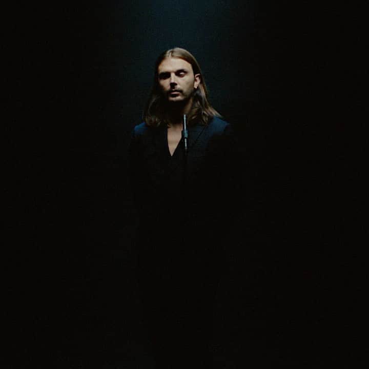 ハーツのインスタグラム：「We are really proud to present our new song REDEMPTION and its accompanying video (link in bio). It is one that means a lot to me personally and one that I feel shows the very best of us individually. The song itself is confessional. An admission. With the video we wanted to present this concession with strength, dignity and honesty, as well as to create something hopefully moving and beautiful. I’d like to personally dedicate the song and video to all of our fans, especially any of you who have been with us since the beginning. This one is for you A x」