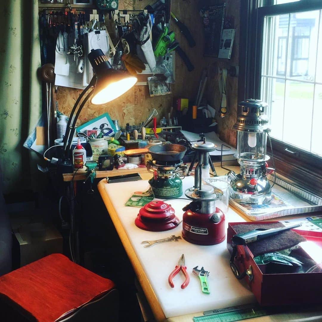 Coleman Japanのインスタグラム：「【🛠メンテナンスDAY！】 キャンプをお休みする日は、メンテナンスをしたり保管方法を見直しを。ギアへの愛着も一入です。 ・ 📷：@mashiman_garage さん 素敵なお写真ありがとうございました☺️ ・ ━━━━━━━━━━━━━━━━━ #私のコールマン または #おうちコールマン を付けて投稿して頂いた中から素敵なお写真は、コールマン公式SNSでご紹介させて頂きます♪ ━━━━━━━━━━━━━━━━━ ・ ・ ・ #灯そうColeman #灯そうコールマン #灯そう #Coleman #コールマン #Lantern #ランタン #ガソリンランタン #Camp #キャンプ #Outdoor #アウトドア #おうちキャンプ #おうち時間」