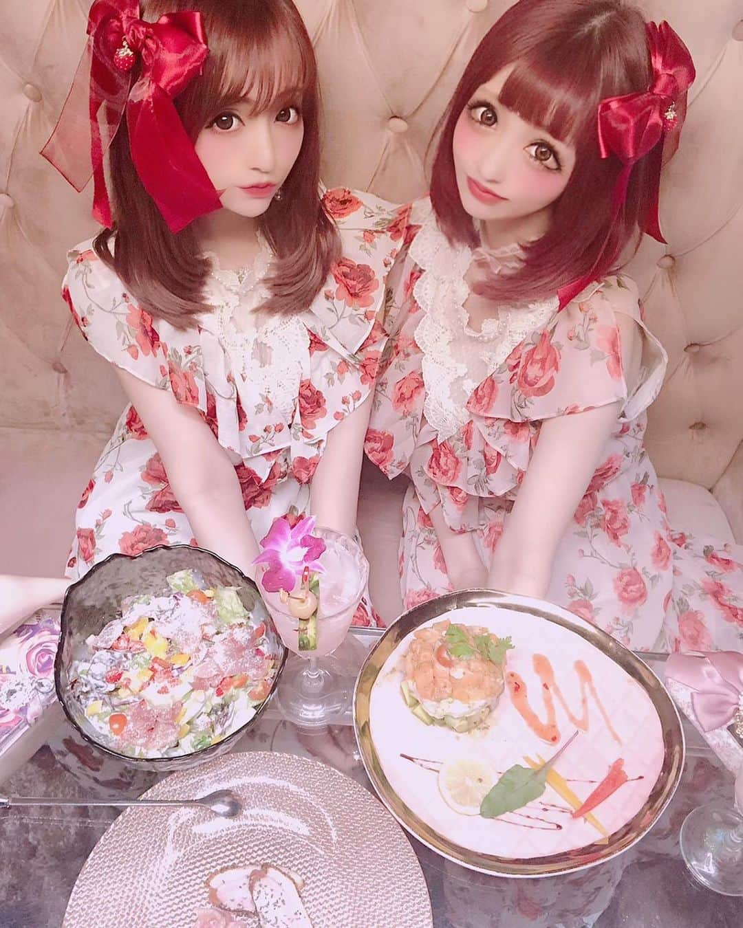 桜井莉菜さんのインスタグラム写真 - (桜井莉菜Instagram)「クイズの正解は 新宿でした💓💓💓 リーナ @riina_couture の 薔薇柄ワンピースは 映え写真撮る時にピッタリ🌹 2人とも赤髪で撮れて嬉し💓 リボン🎀はなめちゃんに借りました🥰❣️ 積もる話があり過ぎて、 時間があっという間だった😆 またデートしよーね💓 今、3名様にコメ返しました❤️ また、クイズもします🥰  #ootd#code#おそろコーデ#双子#双子コーデ#映えカフェ」7月16日 20時01分 - rina__sakurai