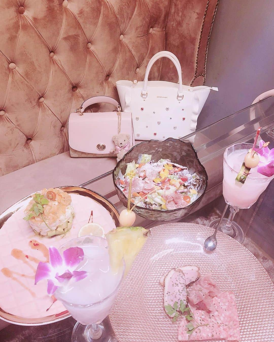 桜井莉菜さんのインスタグラム写真 - (桜井莉菜Instagram)「クイズの正解は 新宿でした💓💓💓 リーナ @riina_couture の 薔薇柄ワンピースは 映え写真撮る時にピッタリ🌹 2人とも赤髪で撮れて嬉し💓 リボン🎀はなめちゃんに借りました🥰❣️ 積もる話があり過ぎて、 時間があっという間だった😆 またデートしよーね💓 今、3名様にコメ返しました❤️ また、クイズもします🥰  #ootd#code#おそろコーデ#双子#双子コーデ#映えカフェ」7月16日 20時01分 - rina__sakurai