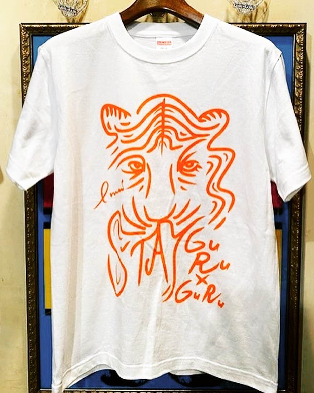 イマイアキノブのインスタグラム：「🍒描いた！ 名古屋 池下のBAR GURU X GURU の Tシャツだ！・  『GURUxGURU T-SH』 ・  illustration  by IMAI AKINOBU WEB SHOP / GURUxGURU店頭にて 販売中！！ ・  WEB SHOP guruxguru.base.shop  SIZE : S〜XXXL PRICE : 3000円  GURU X GURU 名古屋市千種区池下1-4-23 アミュゾン池下 1F 地下鉄東山線　地下駅1番出口より徒歩1分 ☎︎ 052-764-9696 #池下guruguru  #イマイアキノブ #imaiakinobu」