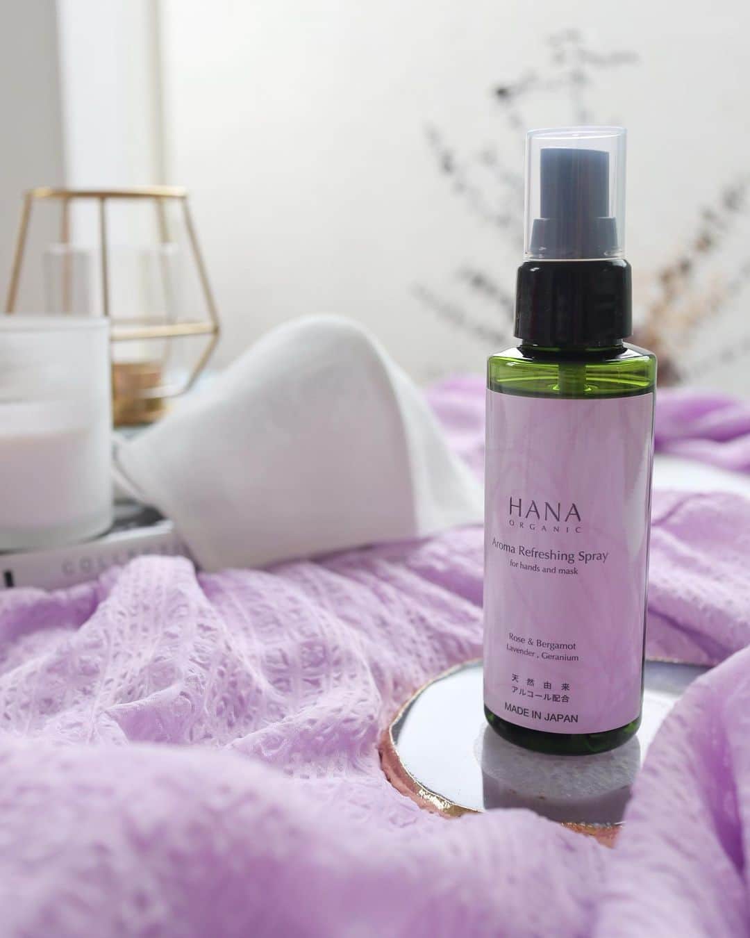 リナのインスタグラム：「@hana_organic 🌹 . 心満たされるアイテムが豊富な HANA ORGANIC から、 またまた理想通りのアイテムが❣️ . ◆アロマリフレッシングスプレー◆ "ローズ&ベルガモットの香り" . コロナの影響で 手指消毒やマスク必須な生活が続き、 疲れてきて… 香りに癒しを求め始める方も多いはず💐 . HANA ORGANICの#アロマリフレッシングスプレー は、 天然由来のエタノール62vol %に 抗菌作用を持つローズウォーターをプラスした、 天然100%の#アロマスプレー 🌹 . 厚生労働省が認めるエタノール濃度を 満たしながら、 天然由来のグリセリンを配合することで、はだにも優しい設計に👍 . 外出時や食事前の消毒だけでなく… マスクに振りかけてリフレッシュしたり… 気分転換にシュシュっとしても心地いいんですよ⭐️ . 私のおすすめの使い方は、 おやすみ前の空間除菌🌙 寝室の枕元にシュシュっとすれば、 アロマの効果で質の良い睡眠を促せるし、 枕やリネンの除菌もできちゃう👌 . ローズウォーターを中心とした、 ベルガモットやラベンダー、ゼラニウムなどの落ち着きのある爽やかな香りなので、 男女問わず使いやすいですよ💠 . . 毎回、 こんなアイテムあったら嬉しいなぁって 商品を発売してくれる HANA ORGANICさん😍 次のアイテムの発売も楽しみです♪ ......................................................... #hanaorganic #refreshmist #RoseWater #bergamot #lavender #Geranium #Äthanol #ethanol #refresh #ハナオーガニック #アロマリフレッシングスプレー #アロマスプレー #消毒スプレー」