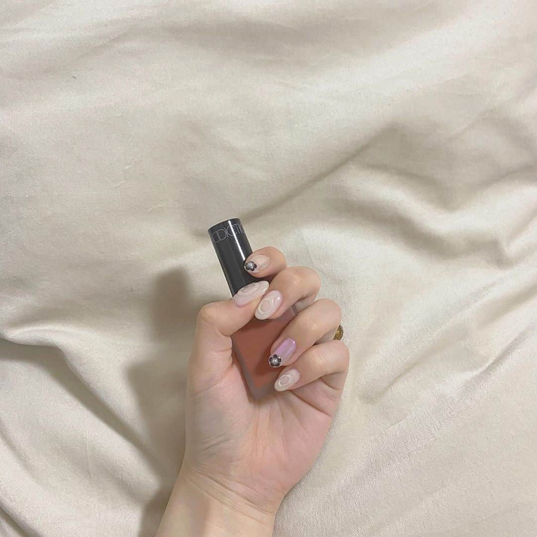 青木菜花のインスタグラム：「.﻿ .﻿ 友達からプレゼントしてもらったaddictionのチークが最強に可愛いの🥺﻿ .﻿ .﻿ #addiction #コスメ #チーク #オレンジブラウン」