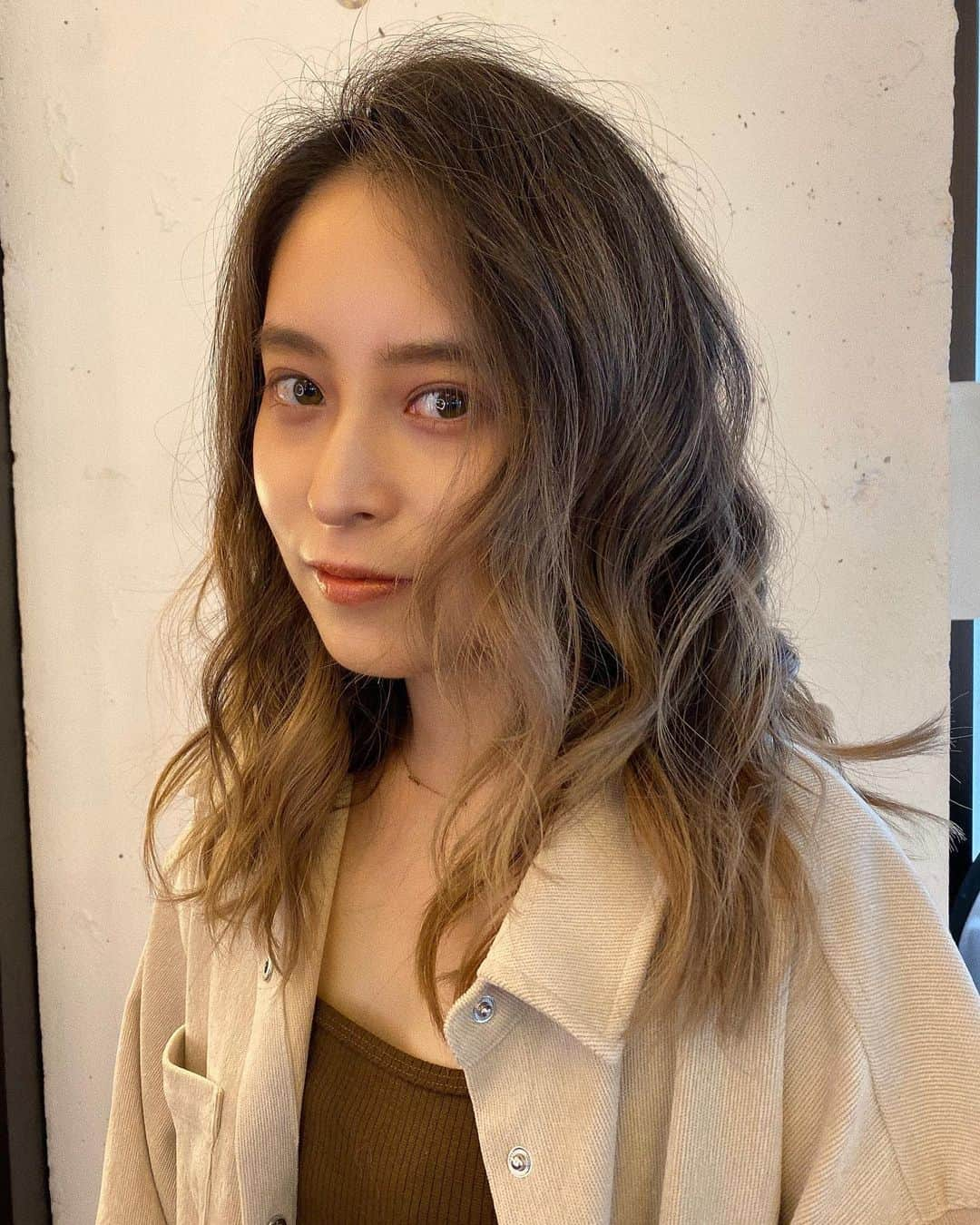 西恵利香さんのインスタグラム写真 - (西恵利香Instagram)「メンテナンスへ💇‍♀️﻿ ﻿ 色が抜けた金も好きだったけど、﻿ 今回入れてもらった色も好きだ〜〜💓﻿ ﻿ 色落ちしてく過程も楽しもうと思います😙﻿ ﻿ 髪も伸びたよね！切りたい欲減ってきた！﻿ すべてはいい色のせいだ...！﻿ ﻿ いつも最高をありがとう🔥﻿ @katsu_goto﻿ ﻿ ﻿ #hairbykatsu﻿ #newme﻿ #hairstyle﻿ #nishierika﻿」7月16日 20時09分 - nishierika_0111