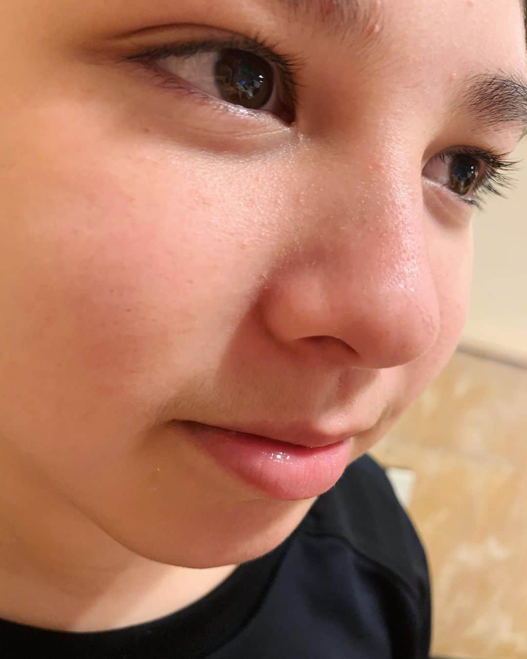 バイリンガル3兄妹のインスタグラム：「「マミーみて！髭が生えてきた！！」  と言われて見てみたら  毛深めの3歳児の方がまだ濃い髭生えてるわって位の完全なる産毛だった事件から…  はや数ヶ月…  今度こそ本当に髭っぽいの生えてきた😂😂  本人嬉しそうです」