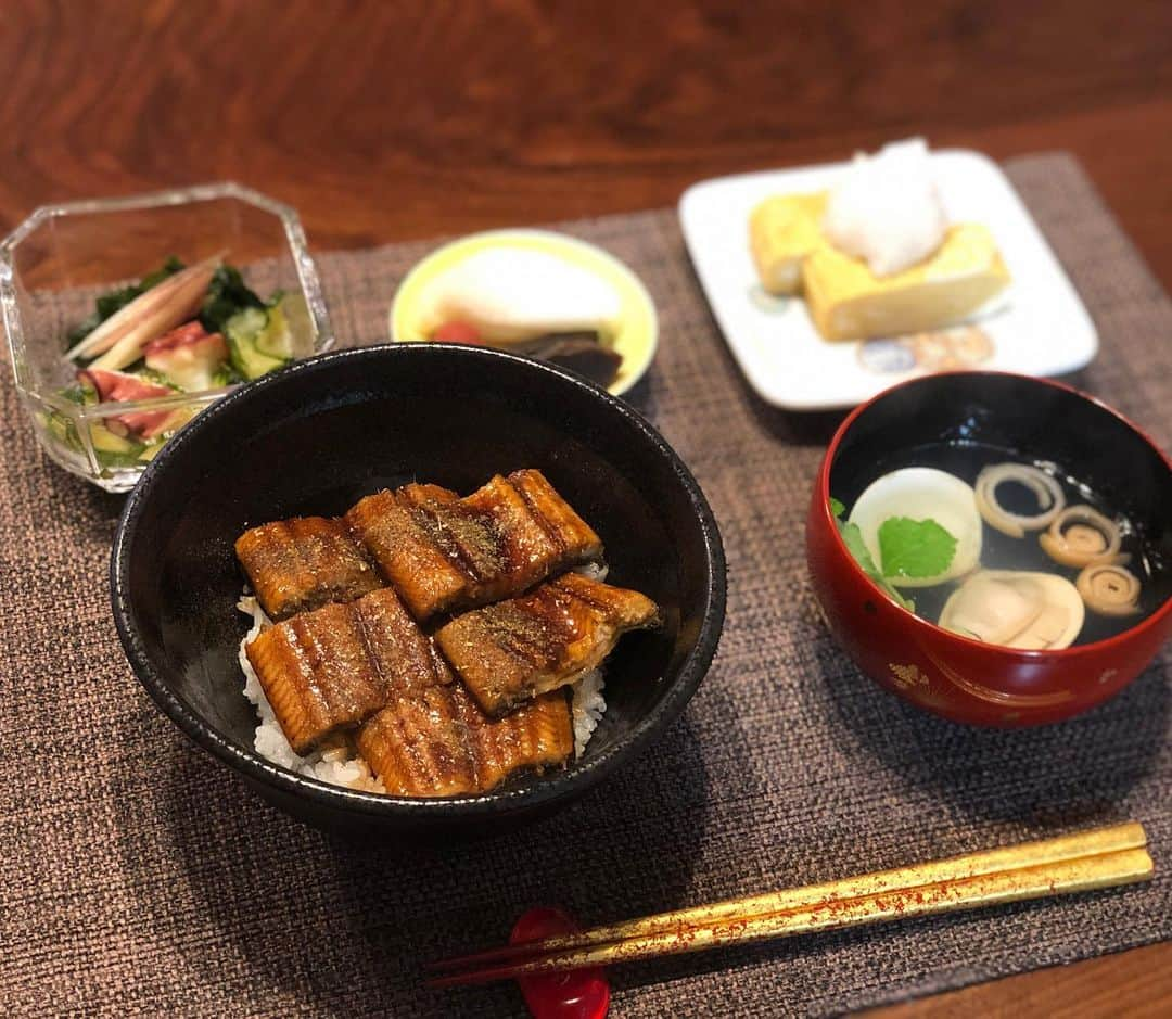 月央和沙さんのインスタグラム写真 - (月央和沙Instagram)「うちの晩ごはん🙏🏻✨ . #うなぎ丼 #だし巻き卵 #たことわかめときゅうりの酢の物  #蛤のお吸い物 #奈良漬け #褒められると #調子にのるタイプです」7月16日 20時10分 - kazusa_tsukio