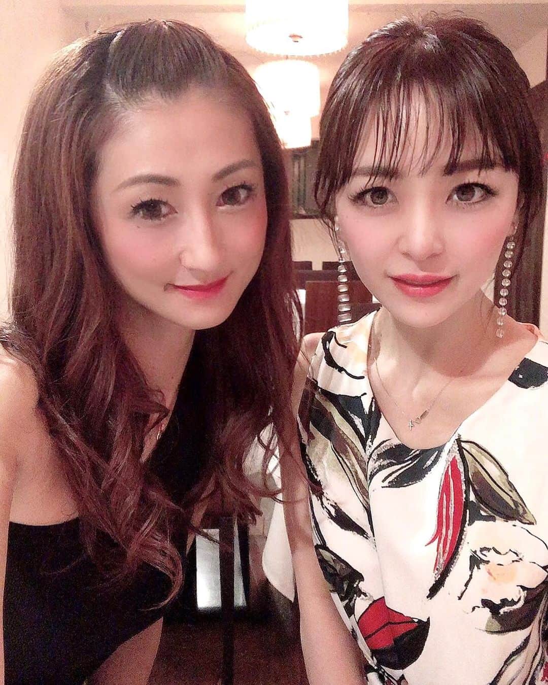 のインスタグラム：「⭐︎⭐︎⭐︎ #楽しい時間💕 ・ ・ 公私ともに仲良くさせてもらってる めぐみさん @megumi_2019 とDinnerへ🍴 ・ ・ 美味しくて素敵なお店 をいつも予約してくれるんですよ🥂✨ ・ ・ 今回は  #新福島 の路地裏にある一軒家フレンチ🇫🇷 Evoluer 【 エヴォリュエ 】 ・ ・ 京都の産地直送の旬野菜🥬をふんだんに使った創作フレンチ🍴お野菜の甘みが感じられ、とっても美味しかったです😋💕 ・ ペアリングでお料理が楽しめますよ🥂✨ ・ ・ ・ 久しぶりにゆっくり Dinner だったので、お話が尽きない〜🙈💦💕 ・ いつも優しい口調でお話をする、可愛らしいめぐみさん😌✨ でも、お仕事のお話になると表情が変わり #デキる女 の顔になる😎 ・ スイッチ入った瞬間がカッコいい〜😍 こう言う女性、好きだなぁ❤️✨ ・ ・ 物事の捉え方、価値観が合う人との時間って、心地良いですよね😌✨ ・ またすぐに逢いたいなぁって感じる女性です💕 あっ❗️今週末また逢えるんだったね😉 ・ ・ ・ ・ ・ #大阪 #osaka  #福島 #新福島 #フレンチ #french #ディナー #dinner #大阪グルメ#福島グルメ #モデル #ウォーキング講師 #秘書 #インフルエンサー #model #神戸 #kobe #フォロー #followme #フォローミー #大人女子 #美意識 #女子力」