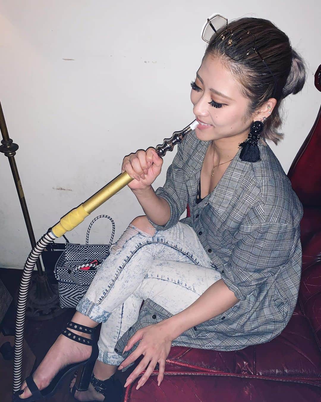 Kumiのインスタグラム：「. 未来のなりたい自分を見据えて、 逆算して、 今自分がやるべき事をしっかり理解して 1日1日を大切に過ごさなきゃね。 . そうしてたら 目の前に起こった嫌な事なんて 気にならなくなる(^^) . . . #シーシャ　#shishatime #shisha #kumiの休日　#私服　#横顔」